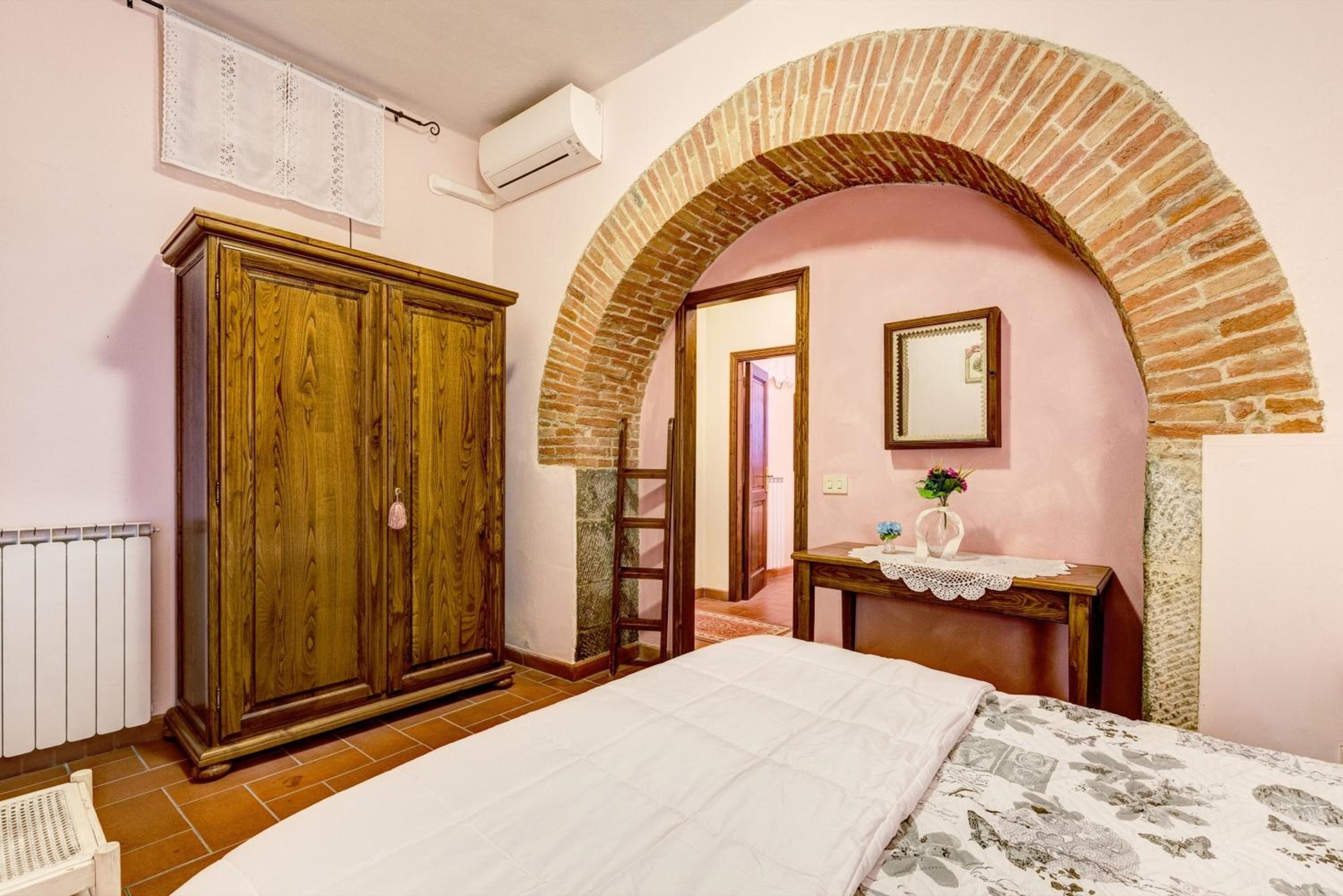 12 bedrooms mansion with city view private pool and enclosed garden at Cortona