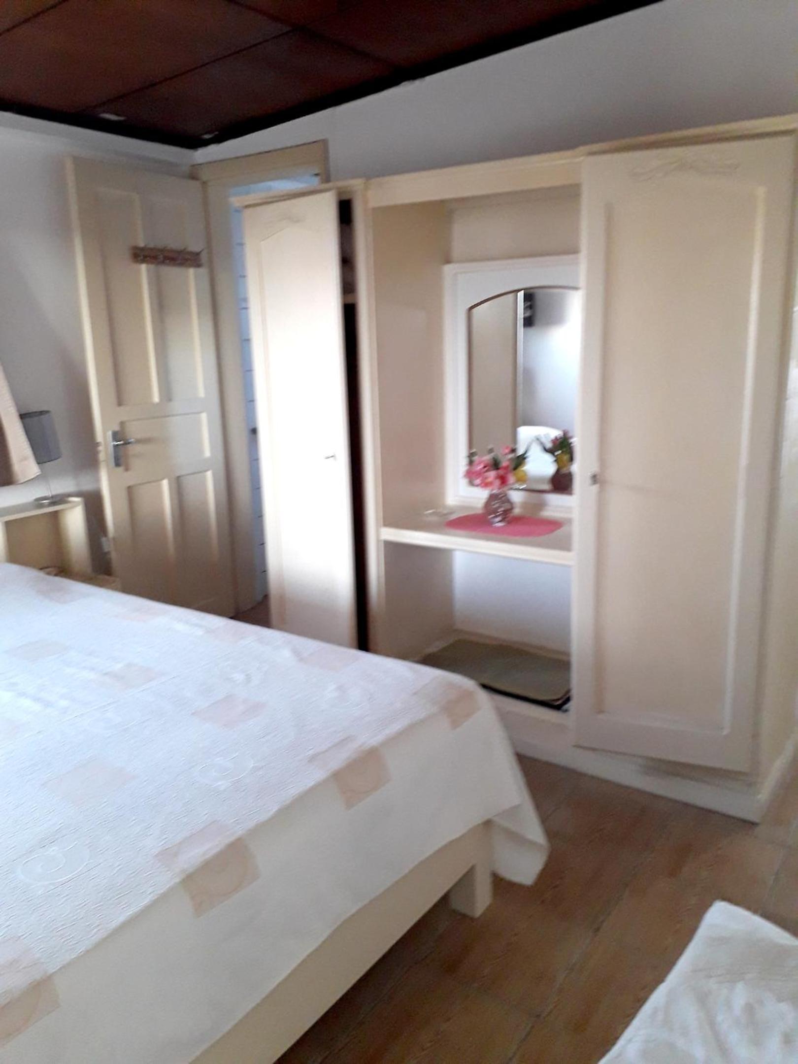 One bedroom appartement at Grand Baie 300 m away from the beach with sea view and wifi