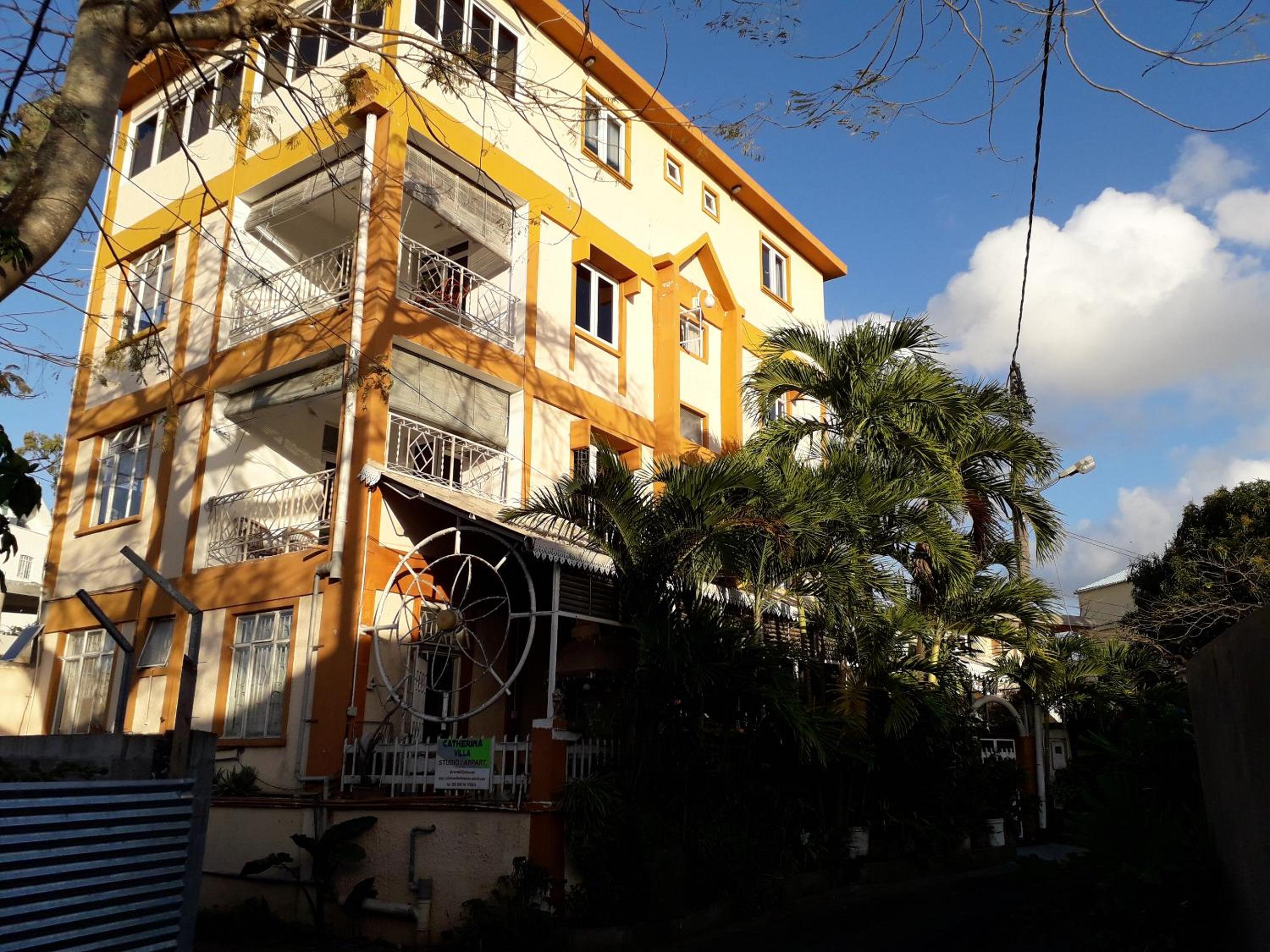One bedroom appartement at Grand Baie 300 m away from the beach with sea view and wifi