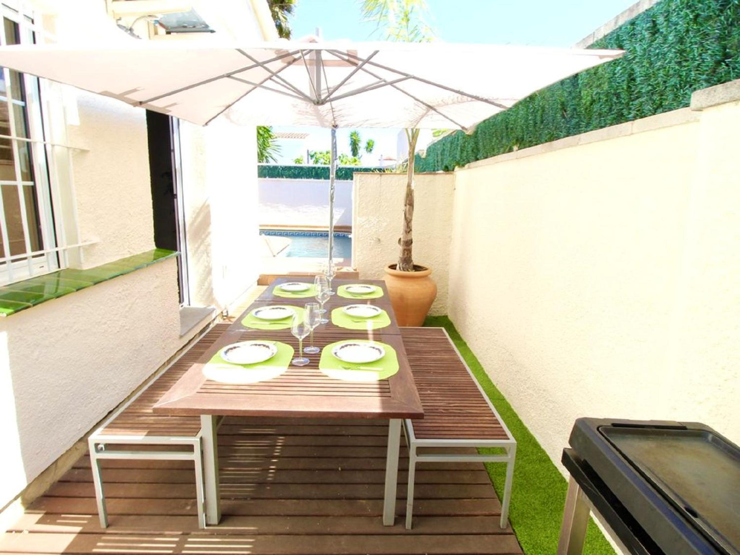 3 bedrooms villa with private pool and enclosed garden at Empuriabrava photo 4