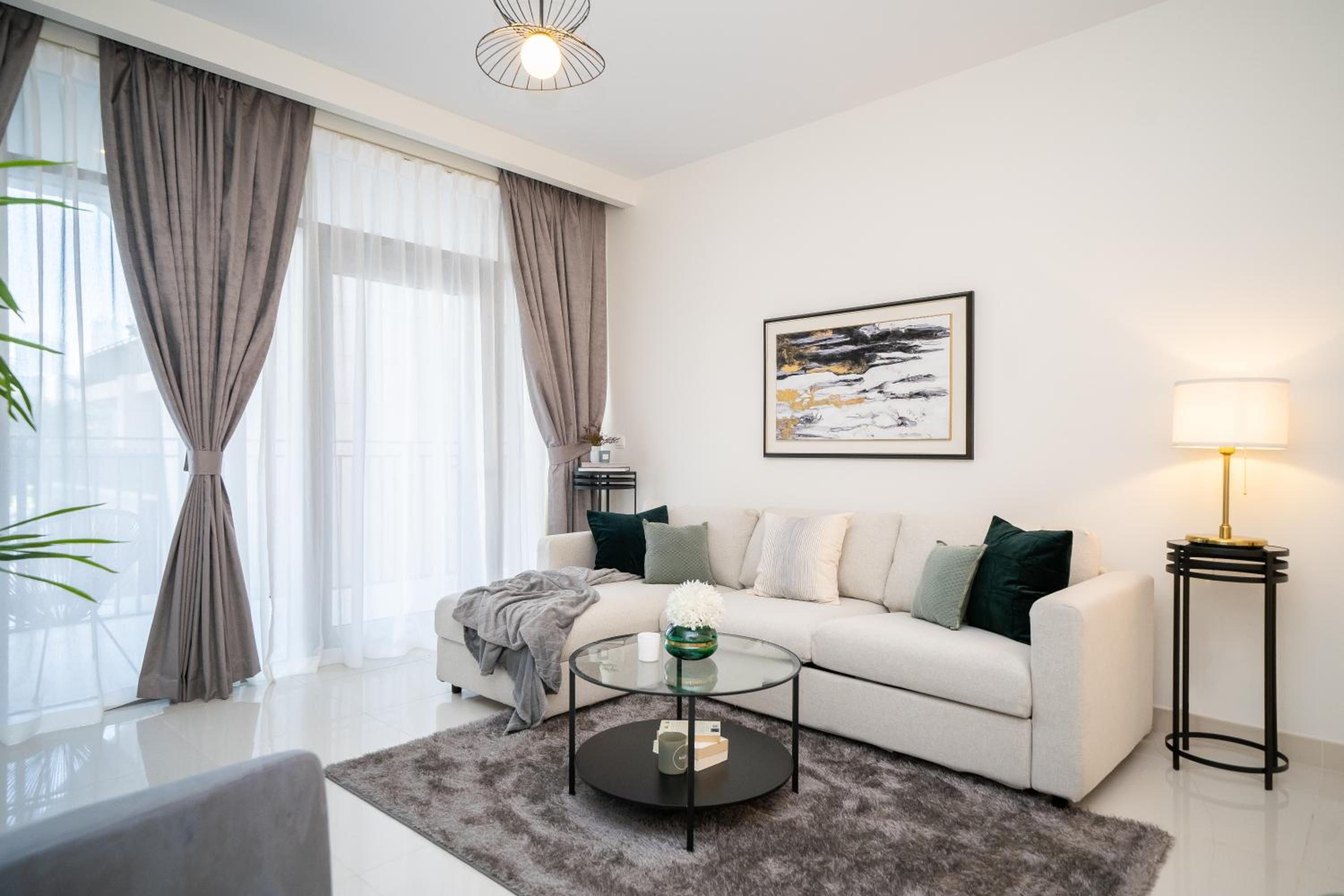 HiGuests - Chic Apt with Balcony and Pool near Burj Khalifa photo 4