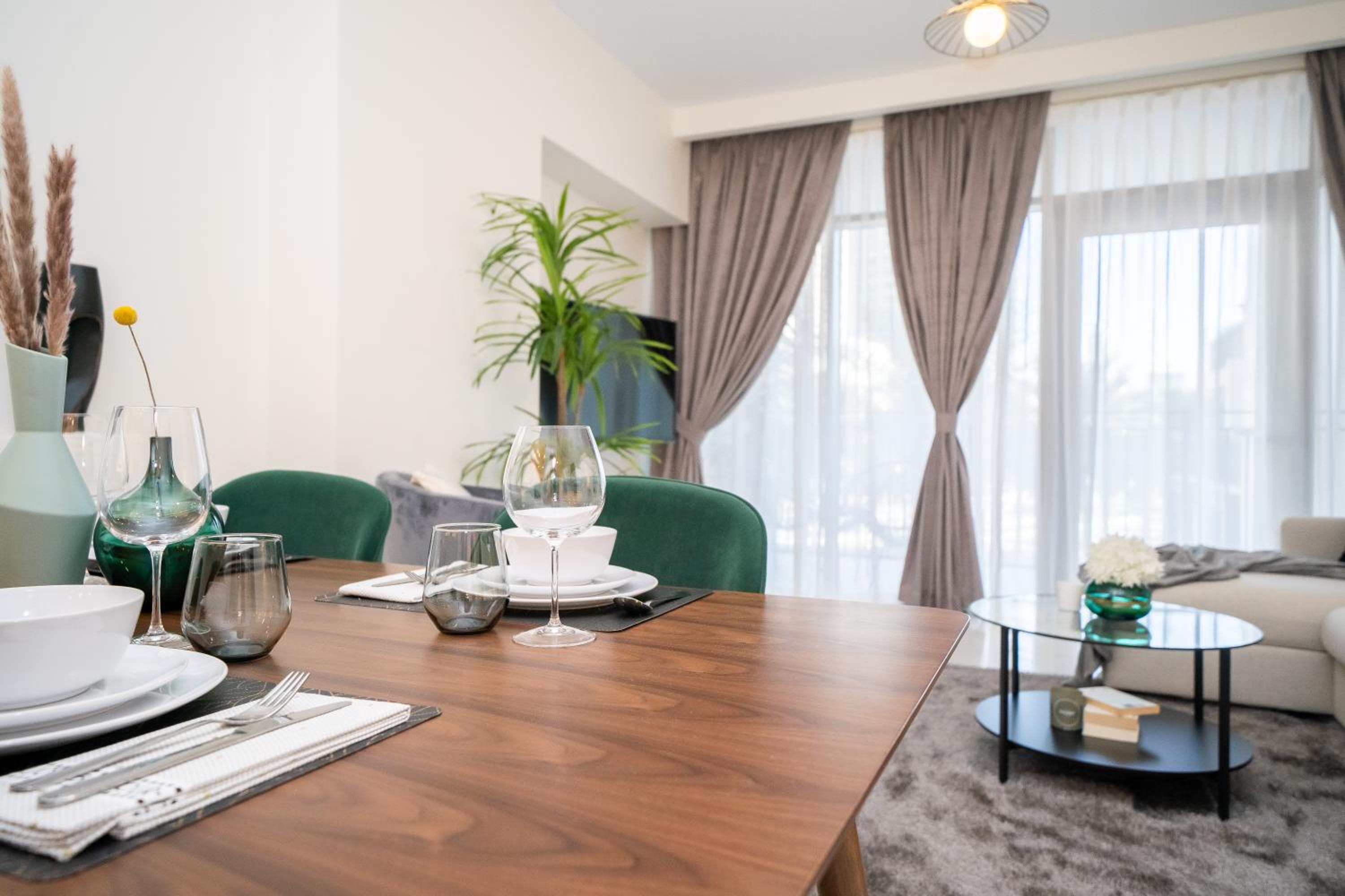 HiGuests - Chic Apt with Balcony and Pool near Burj Khalifa