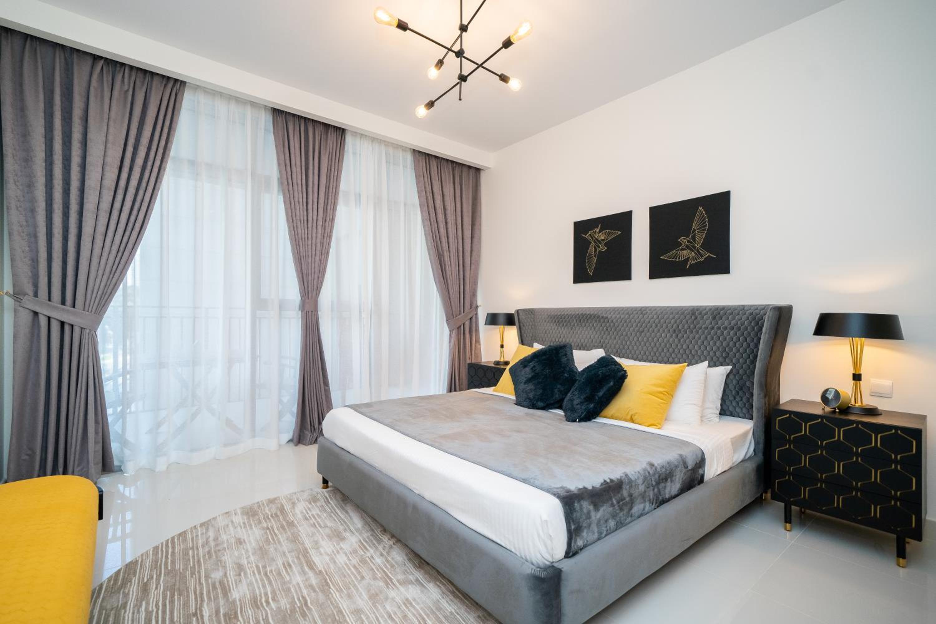 HiGuests - Chic Apt with Balcony and Pool near Burj Khalifa photo 2