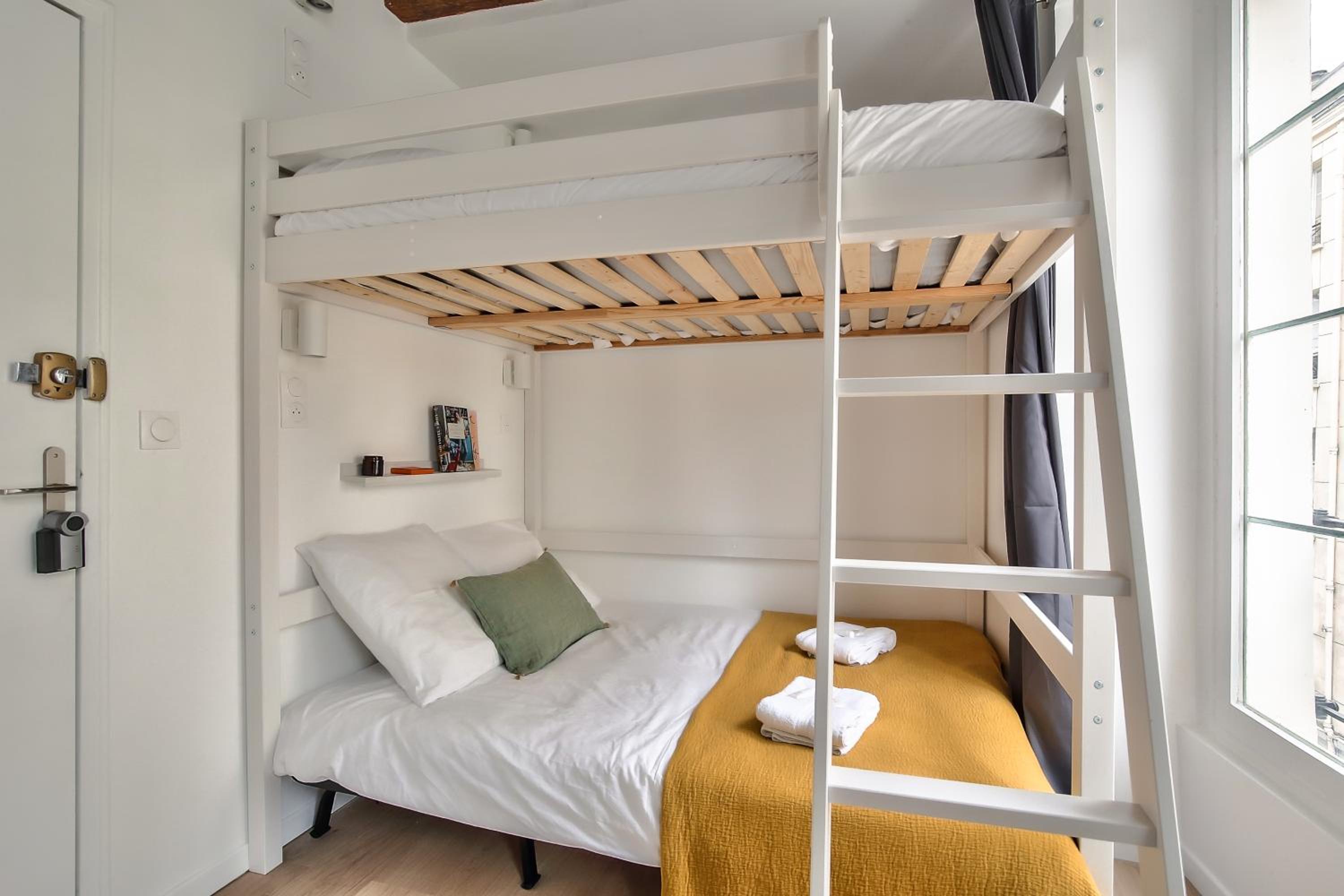 Cosy Mezzanine Studio in the Heart of Paris (4)
