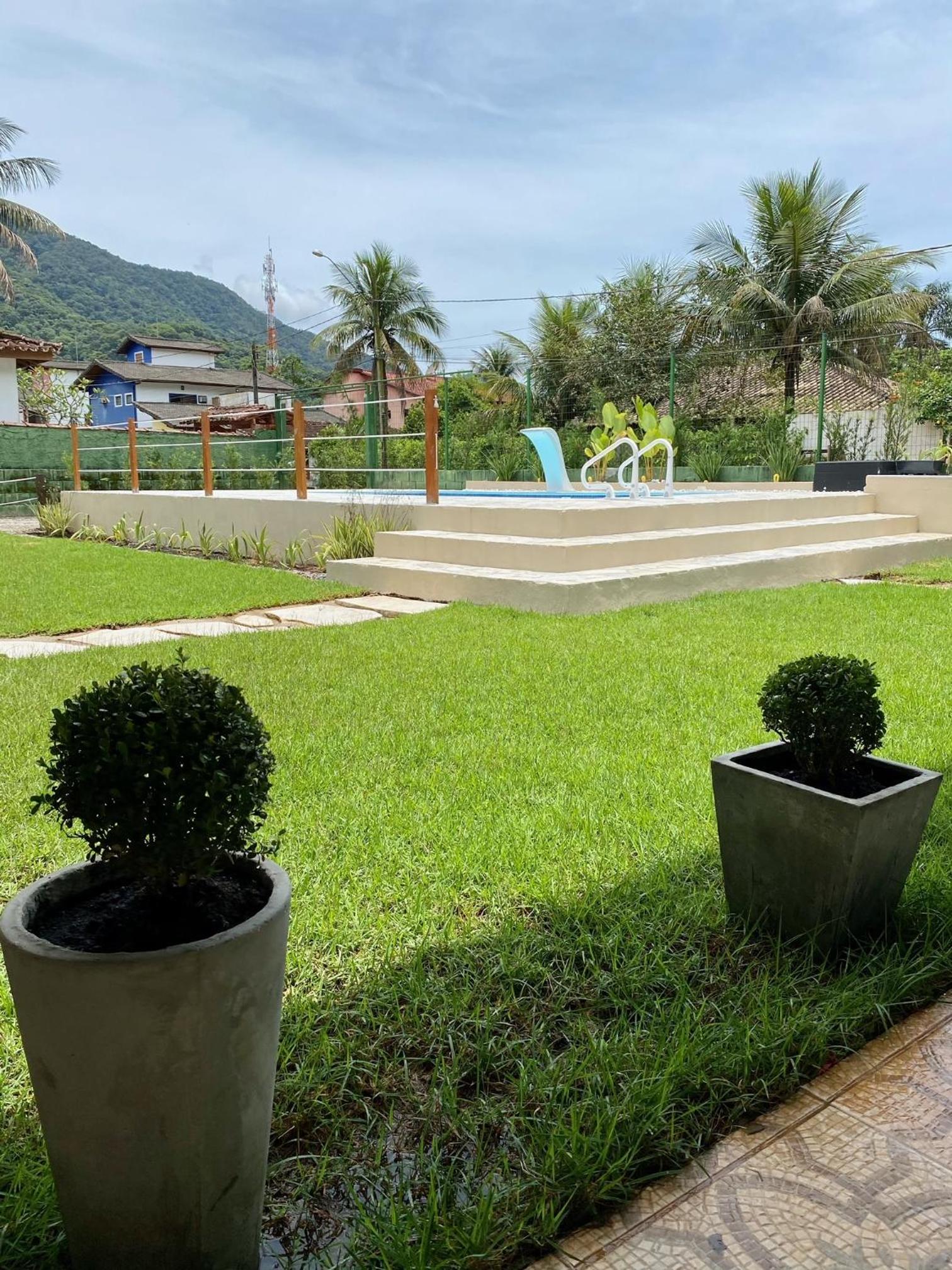 Ampla casa com piscina a 200 metros da praia do Lazaro e Sununga