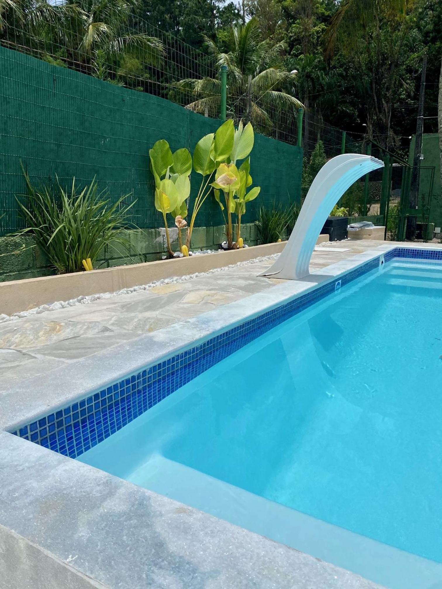 Ampla casa com piscina a 200 metros da praia do Lazaro e Sununga