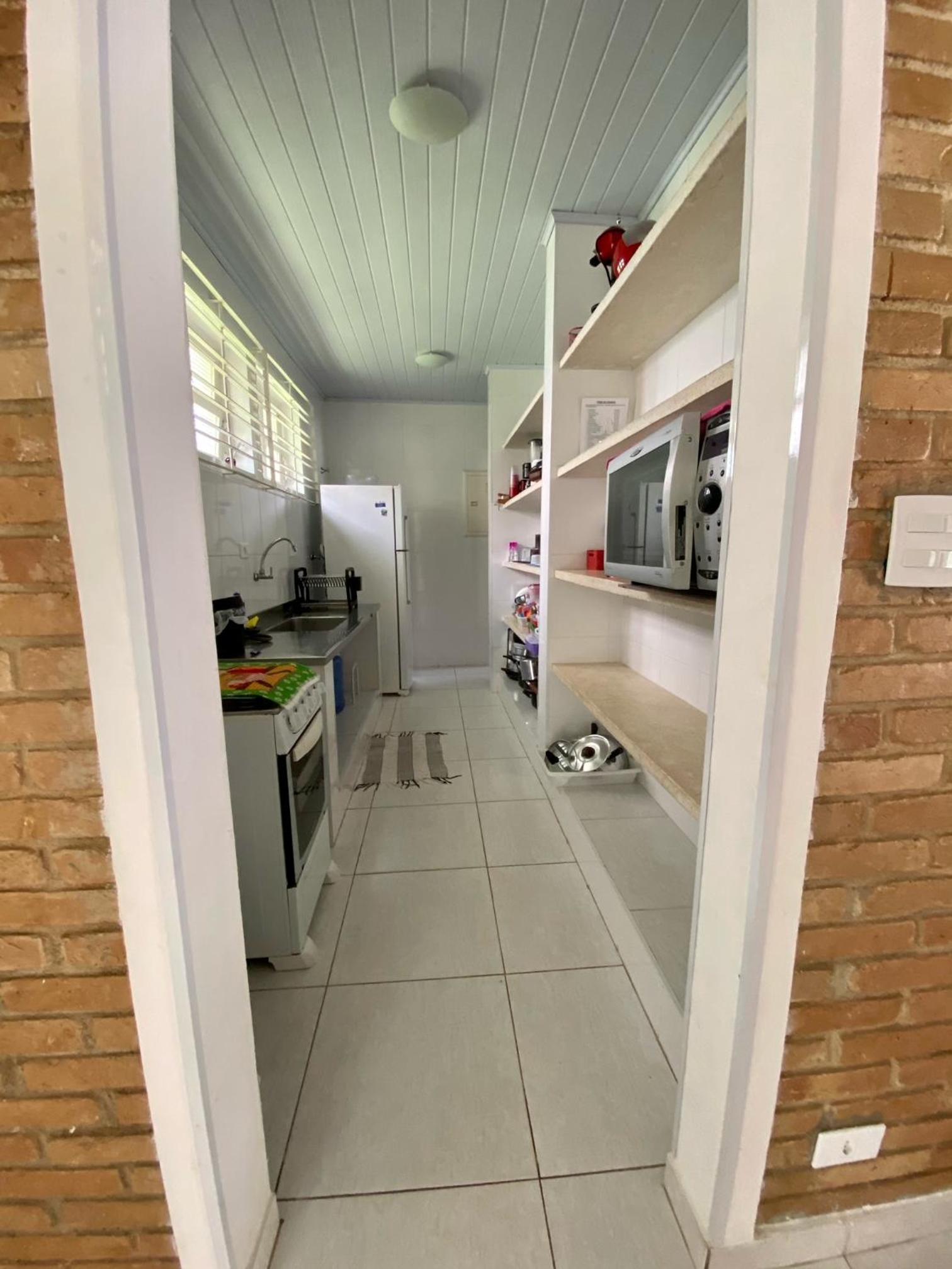 Ampla casa com piscina a 200 metros da praia do Lazaro e Sununga