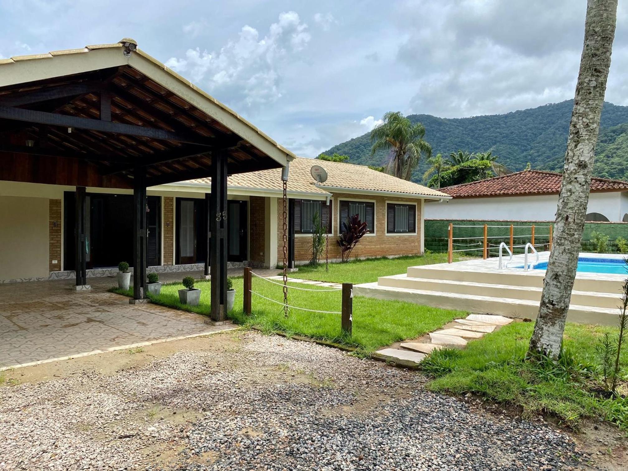 Ampla casa com piscina a 200 metros da praia do Lazaro e Sununga