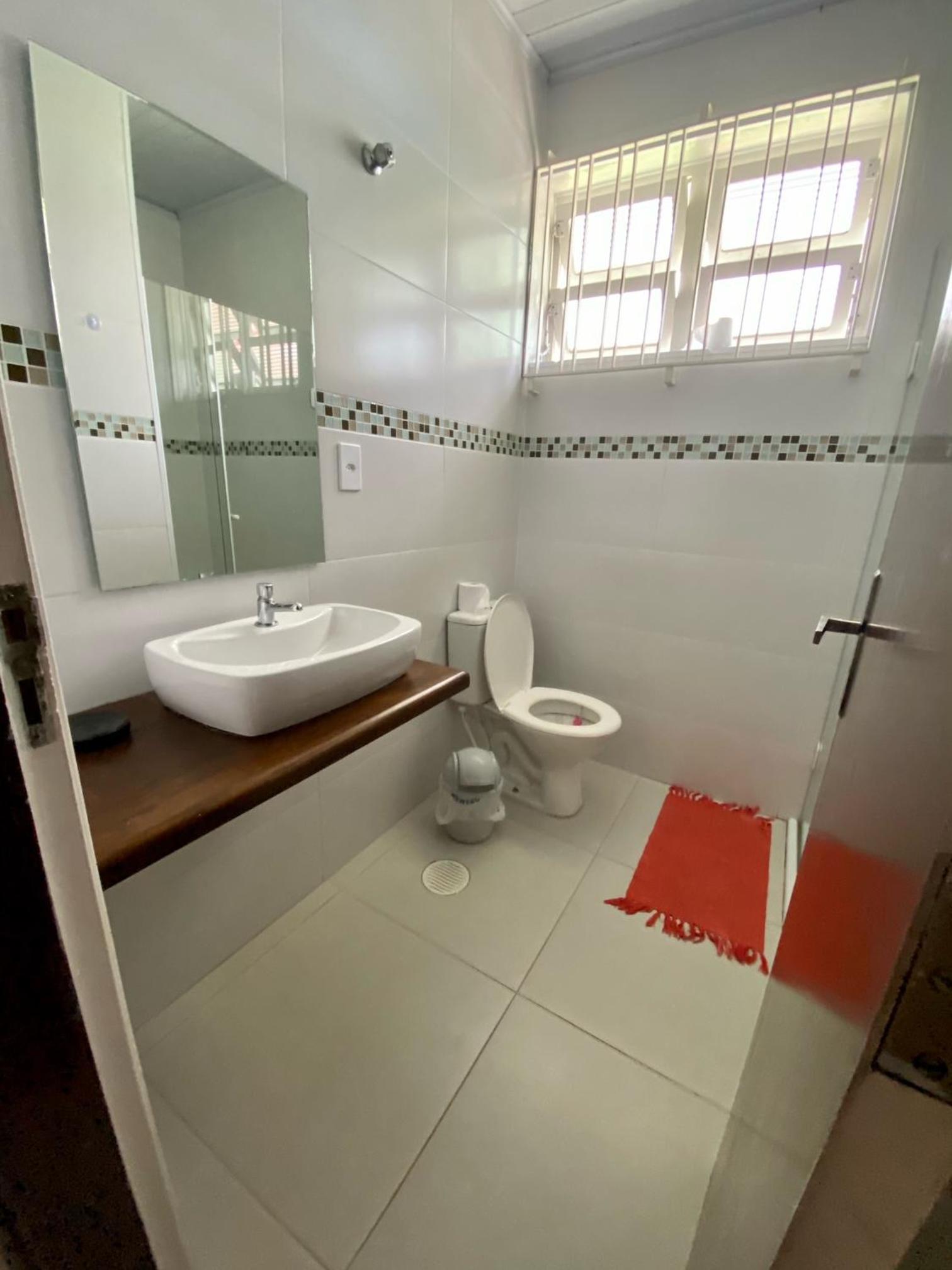 Ampla casa com piscina a 200 metros da praia do Lazaro e Sununga