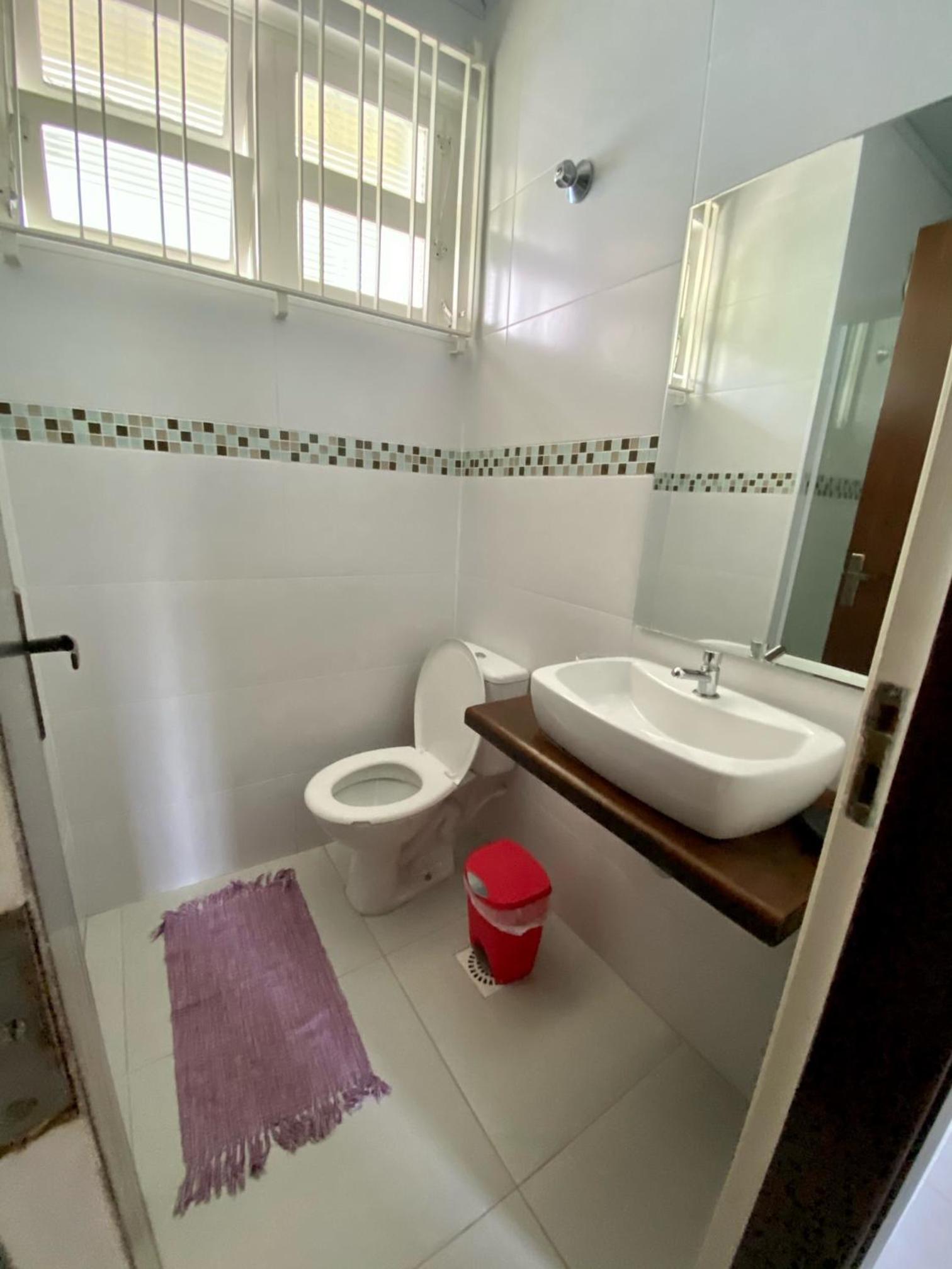 Ampla casa com piscina a 200 metros da praia do Lazaro e Sununga