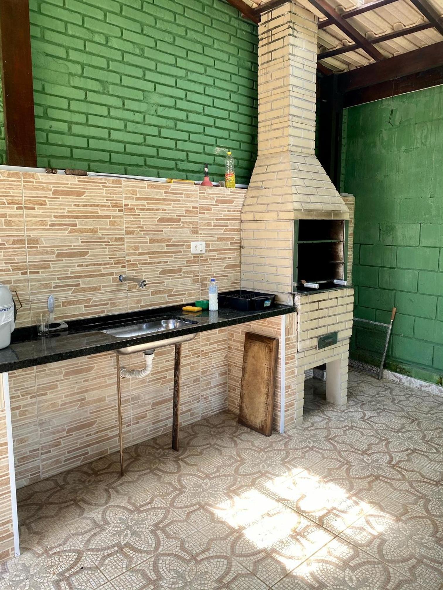 Ampla casa com piscina a 200 metros da praia do Lazaro e Sununga