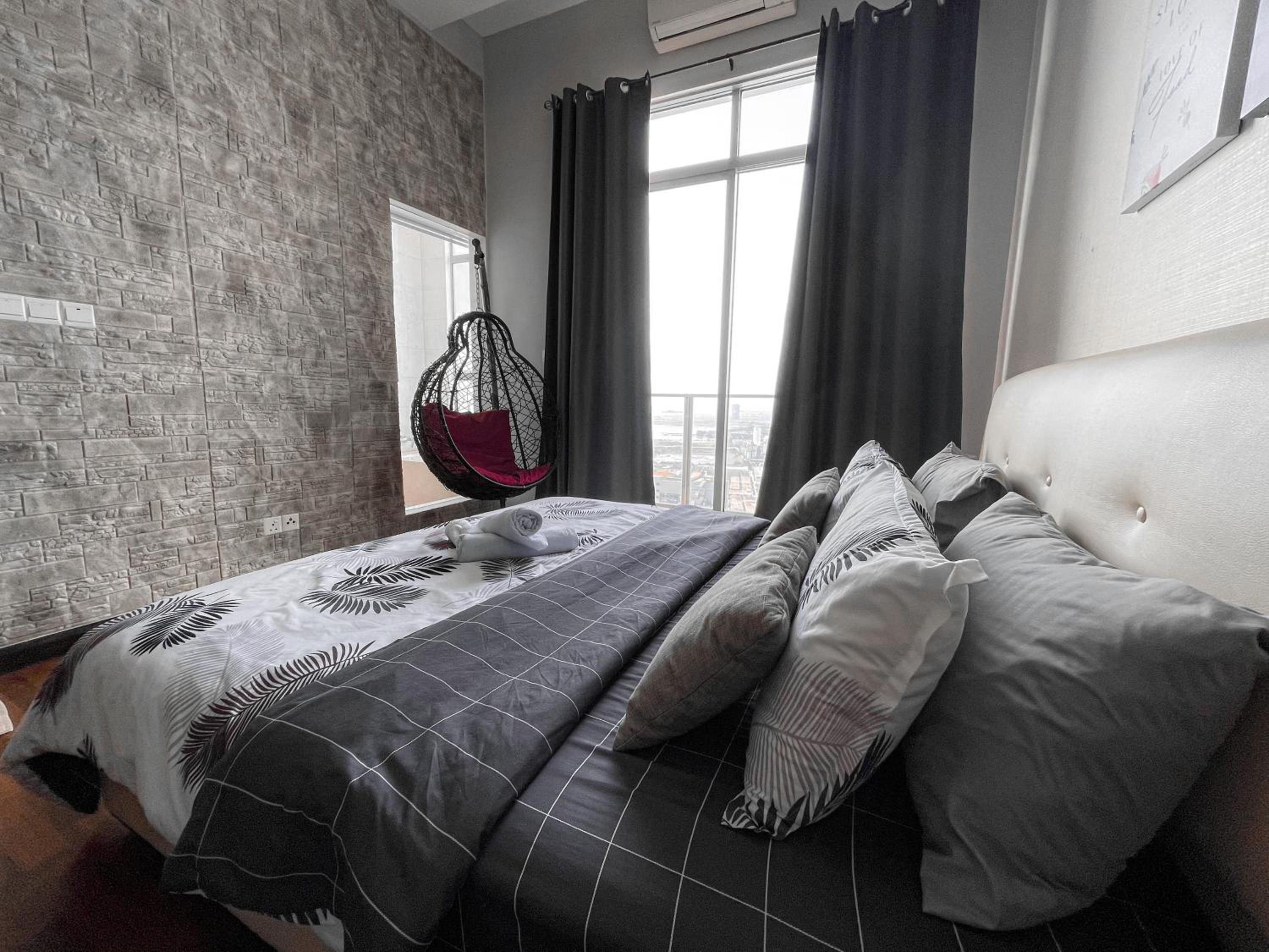 Melaka Vacations - Cozy Malacca Strait Studio  Highest View 180 - Property Image 4