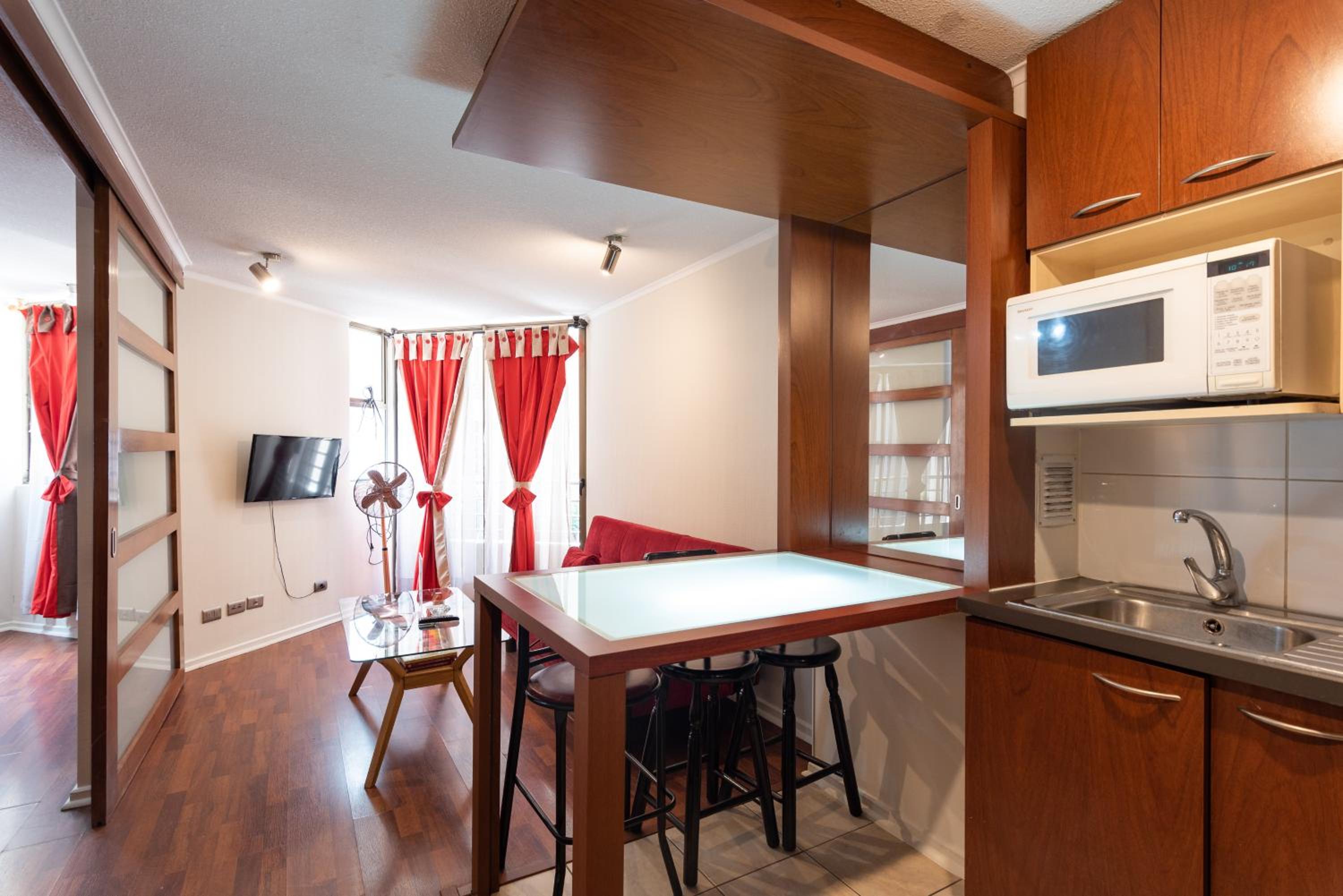 Urban Burgundy - 1BR, Metro, Wifi, TV
