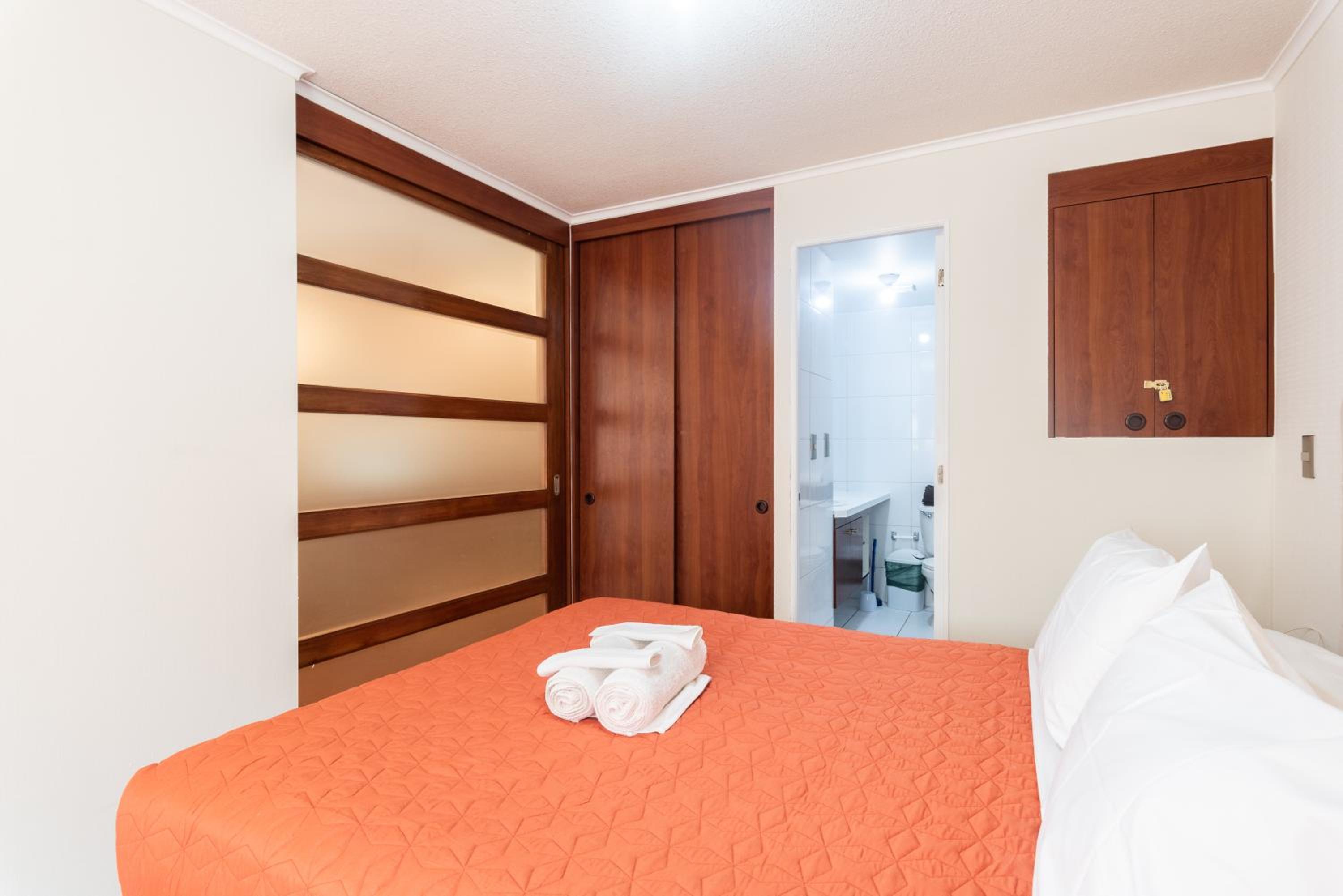 Urban Burgundy - 1BR, Metro, Wifi, TV photo 3