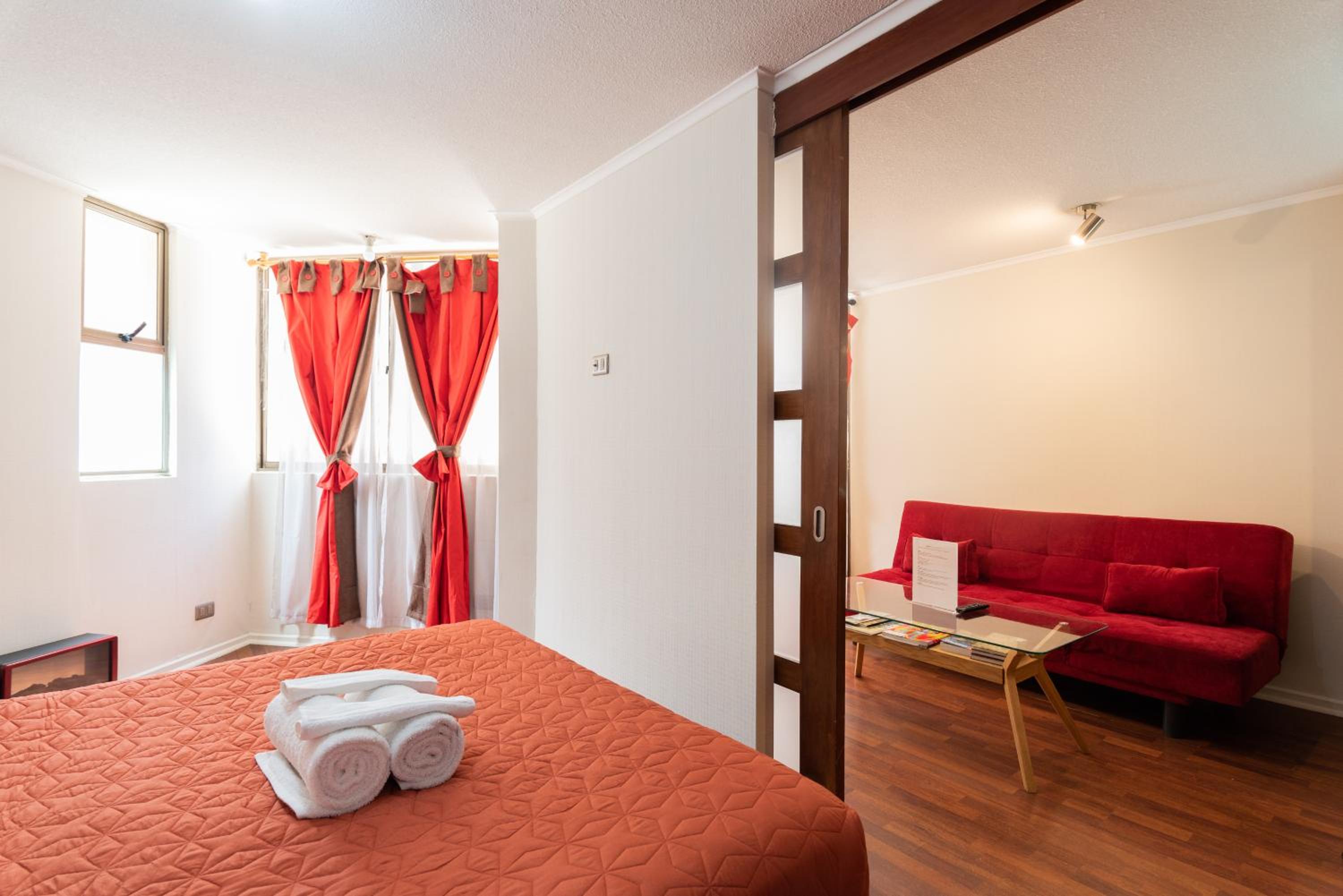 Urban Burgundy - 1BR, Metro, Wifi, TV