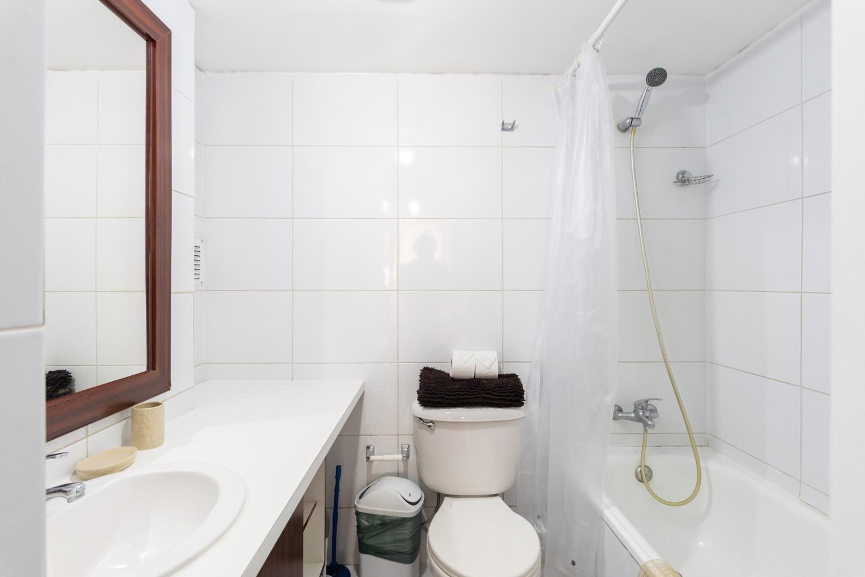 Urban Burgundy - 1BR, Metro, Wifi, TV