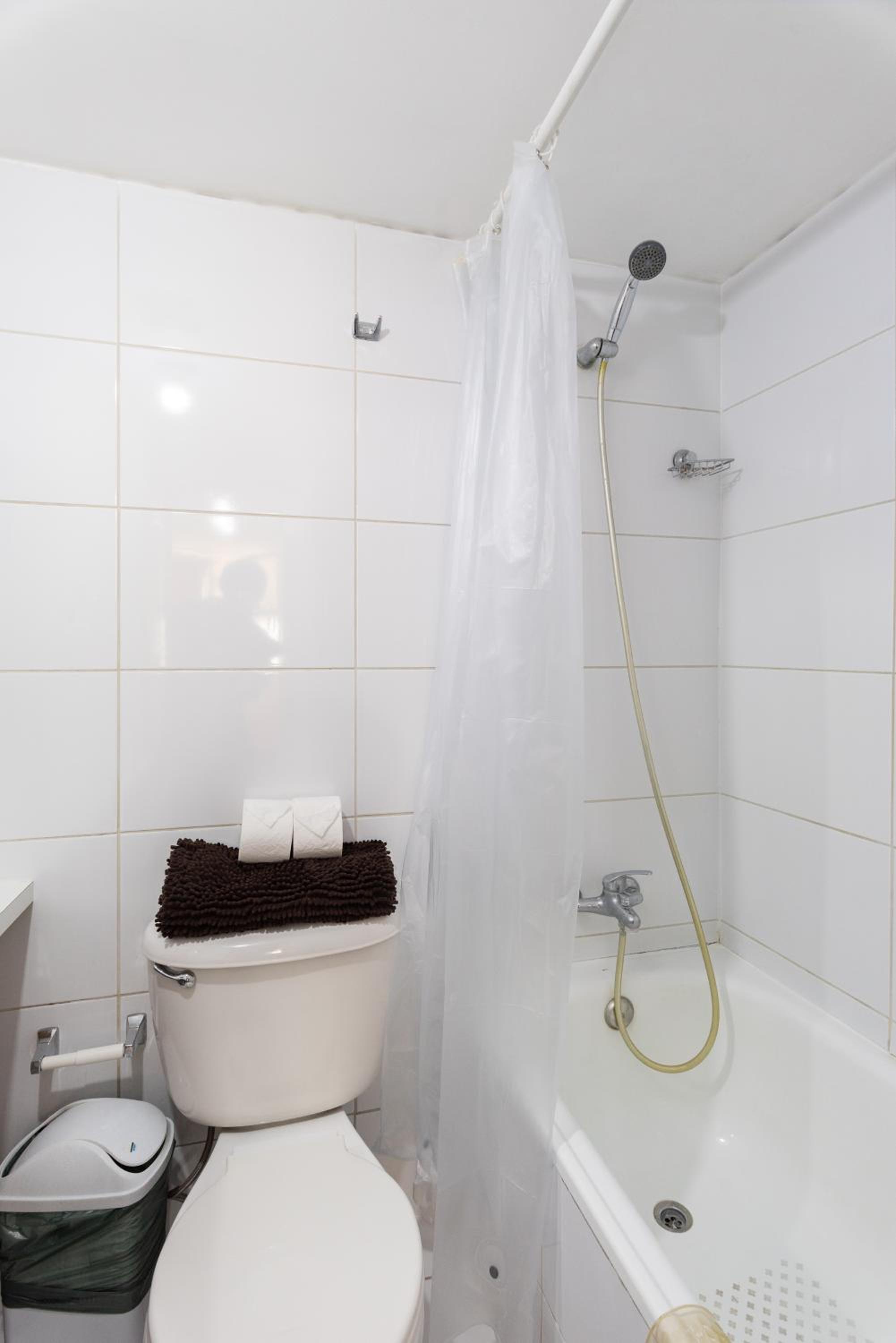 Urban Burgundy - 1BR, Metro, Wifi, TV