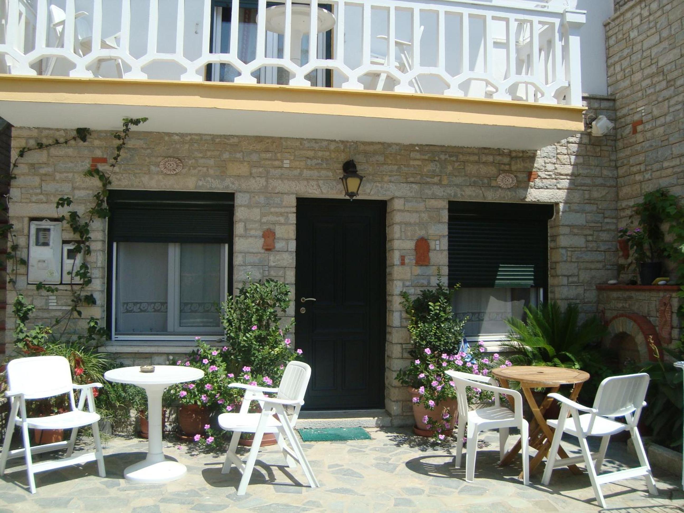 Green Hill Studios & Apartments