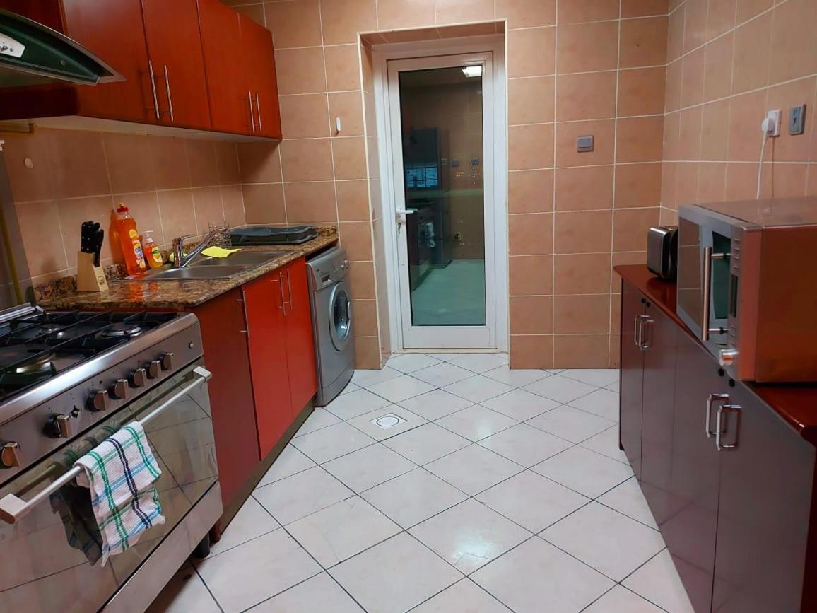 Private rooms in 3 bedroom apartment SKYNEST Homes marina pinnacle