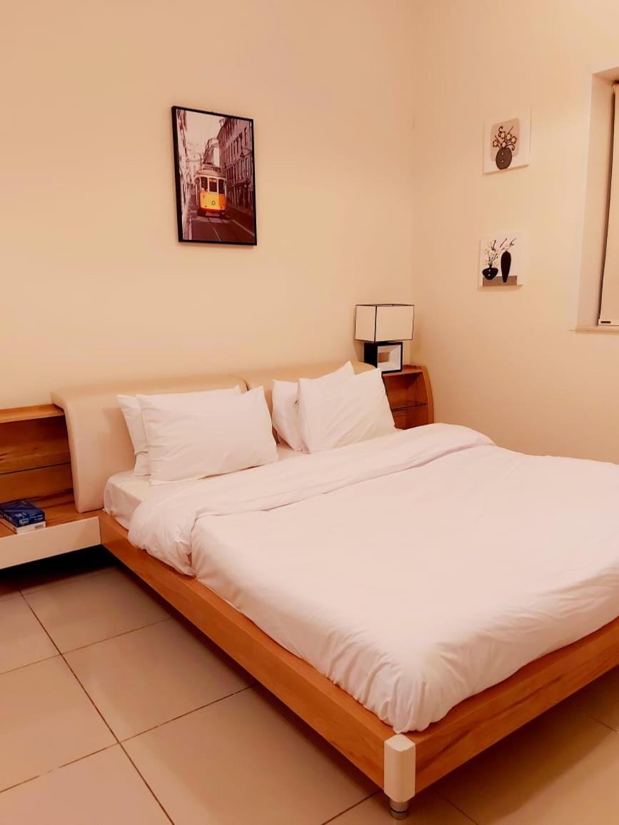 Private rooms in 3 bedroom apartment SKYNEST Homes marina pinnacle