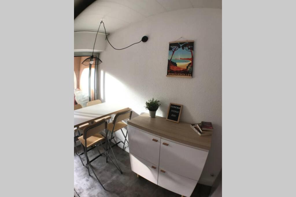 Hyeres Vacations - Studio climatise avec wifi au calme sur le port. - Property Image 17