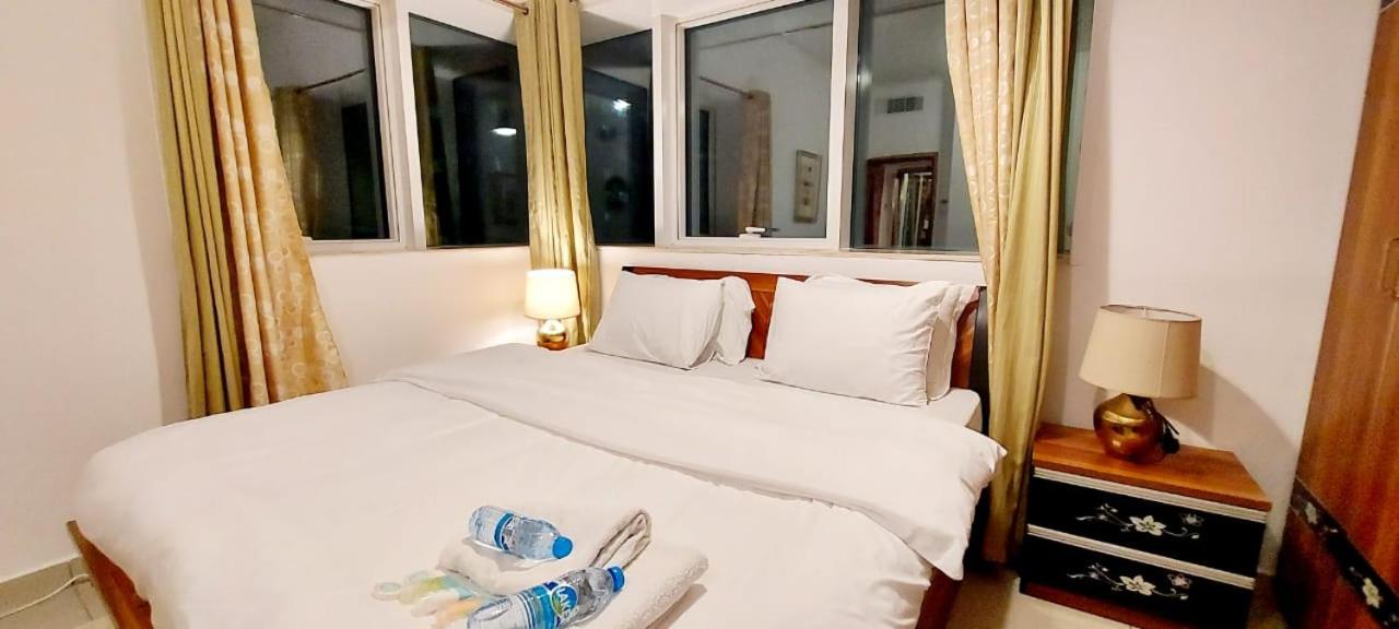 Private rooms in 3 bedroom apartment SKYNEST Homes marina pinnacle