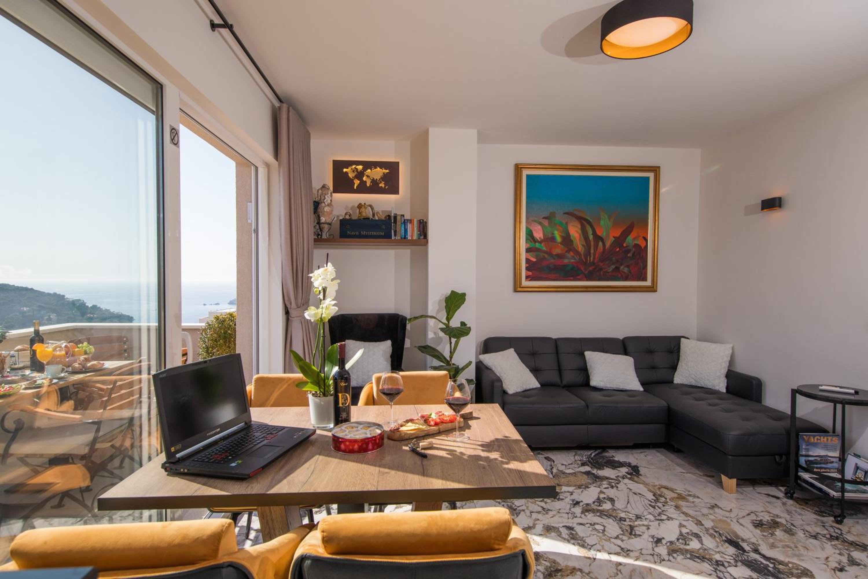 Luxury Apartment Edi