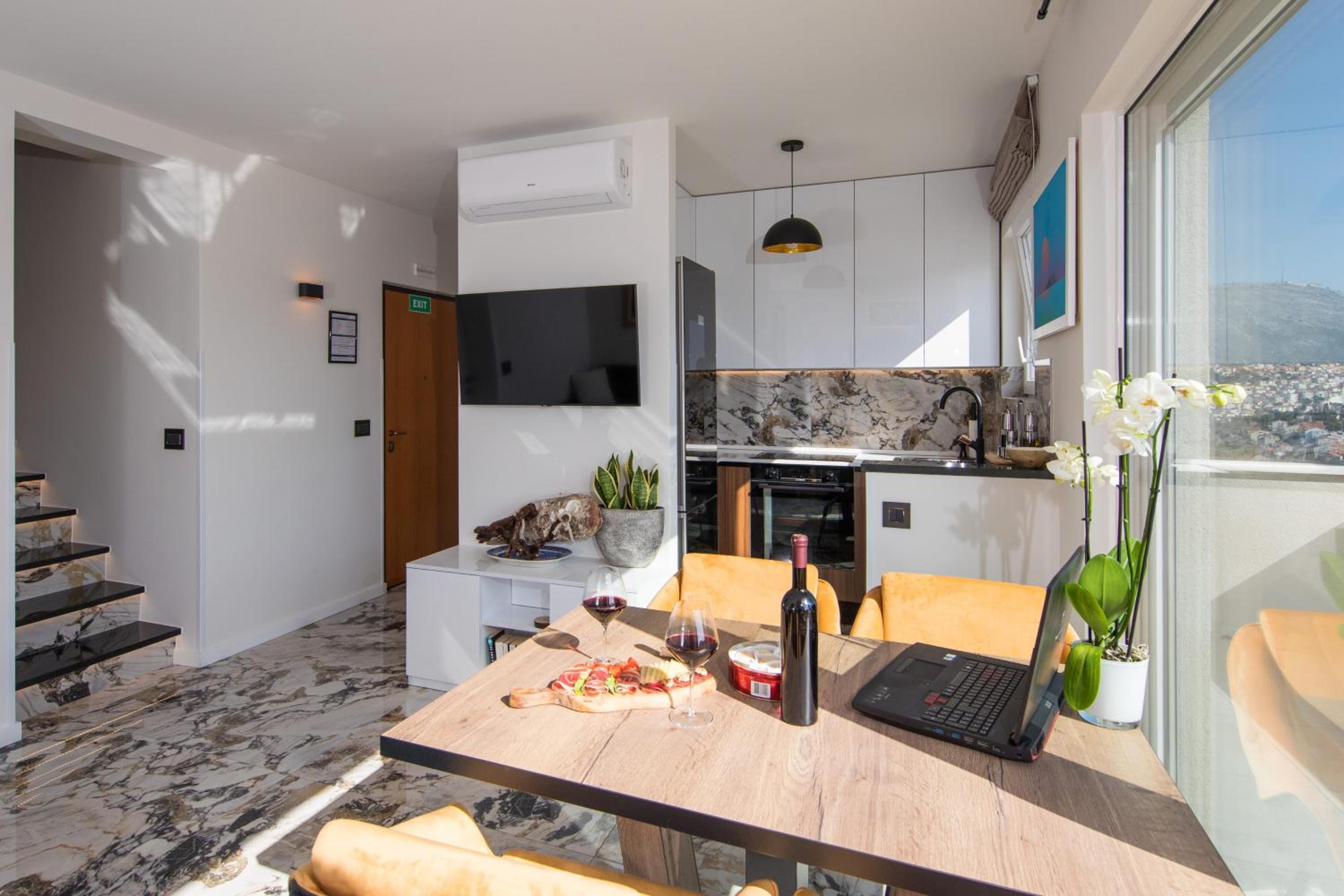 Luxury Apartment Edi