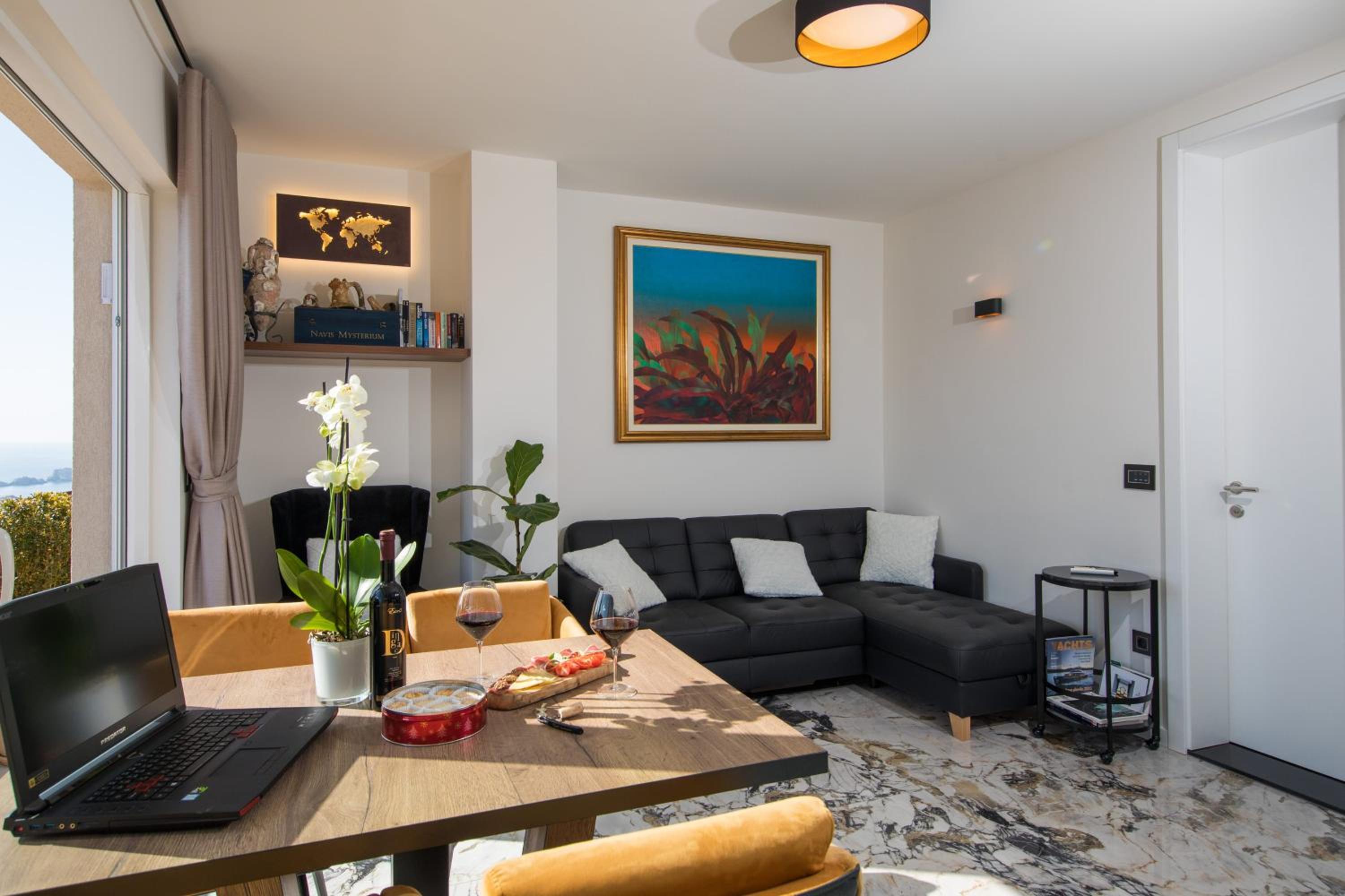 Luxury Apartment Edi