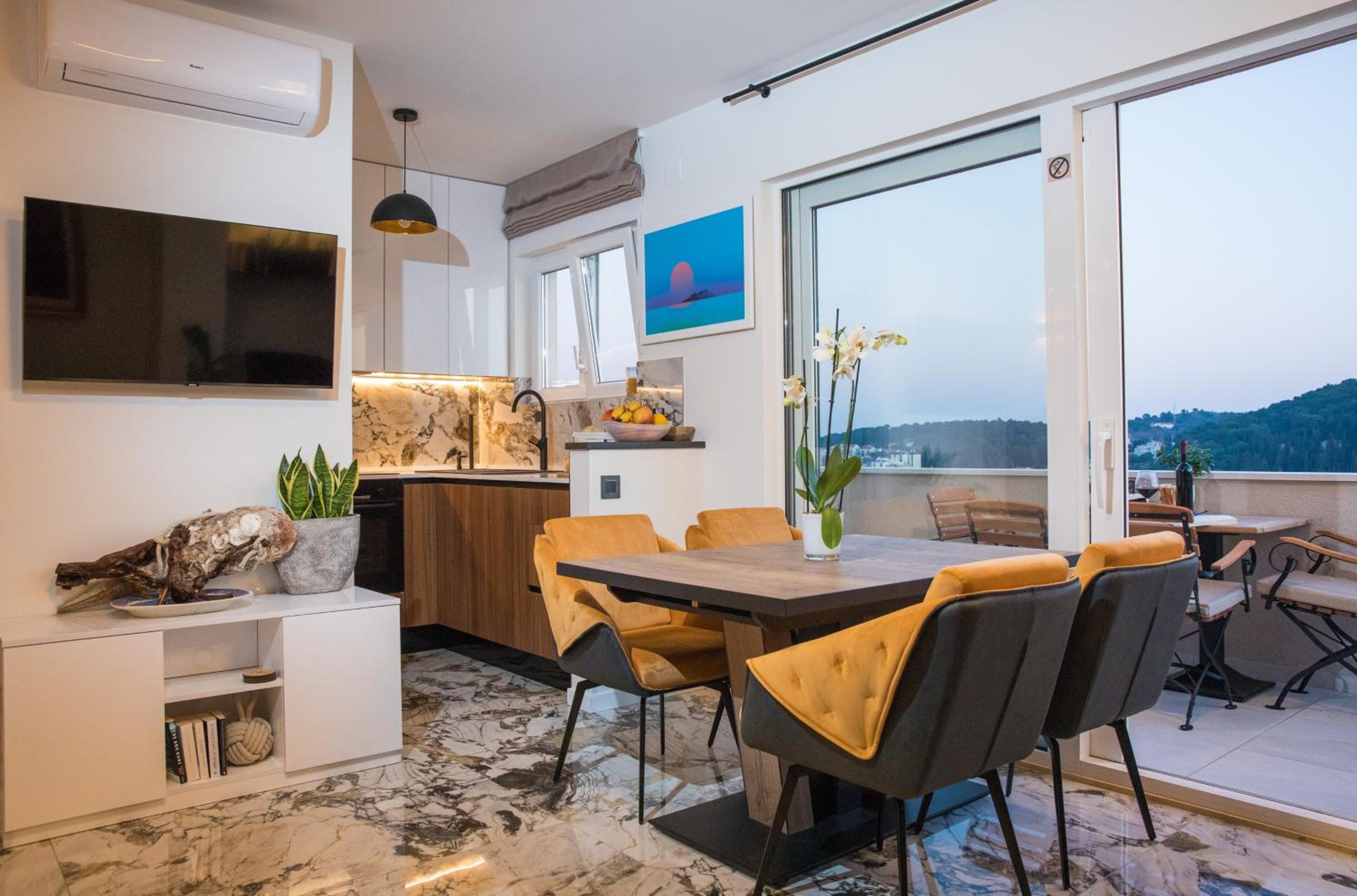 Luxury Apartment Edi