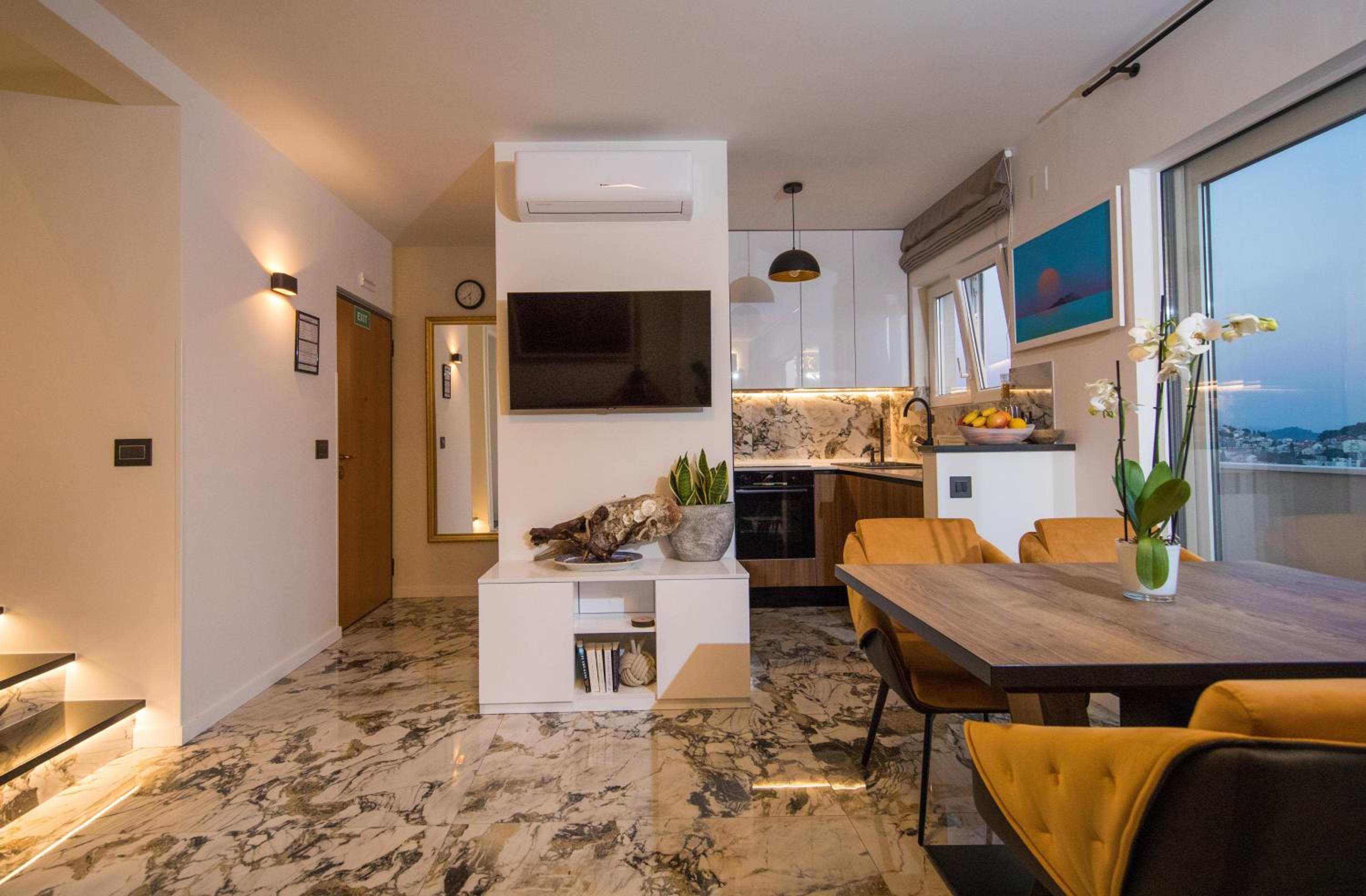 Luxury Apartment Edi