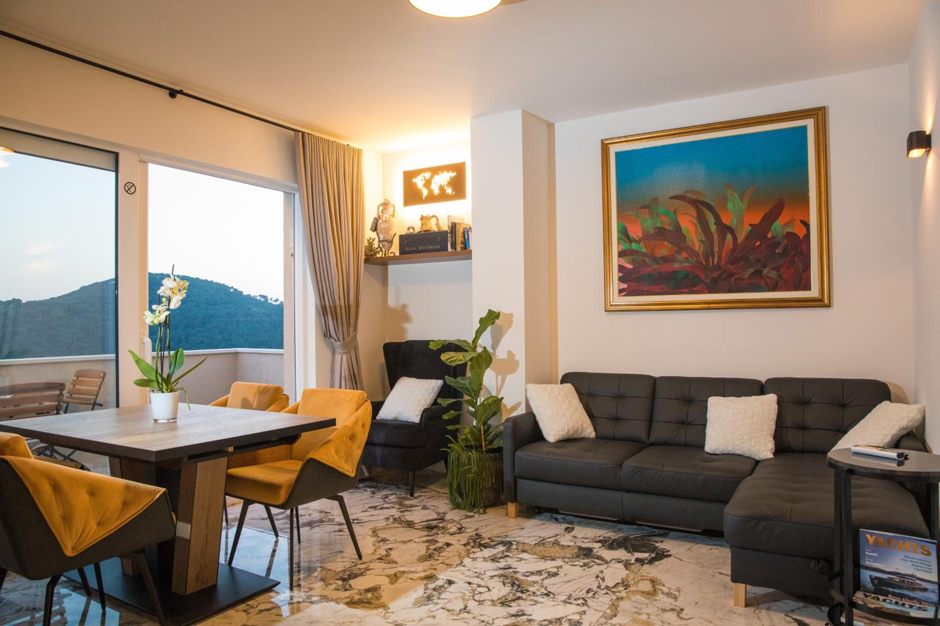 Luxury Apartment Edi