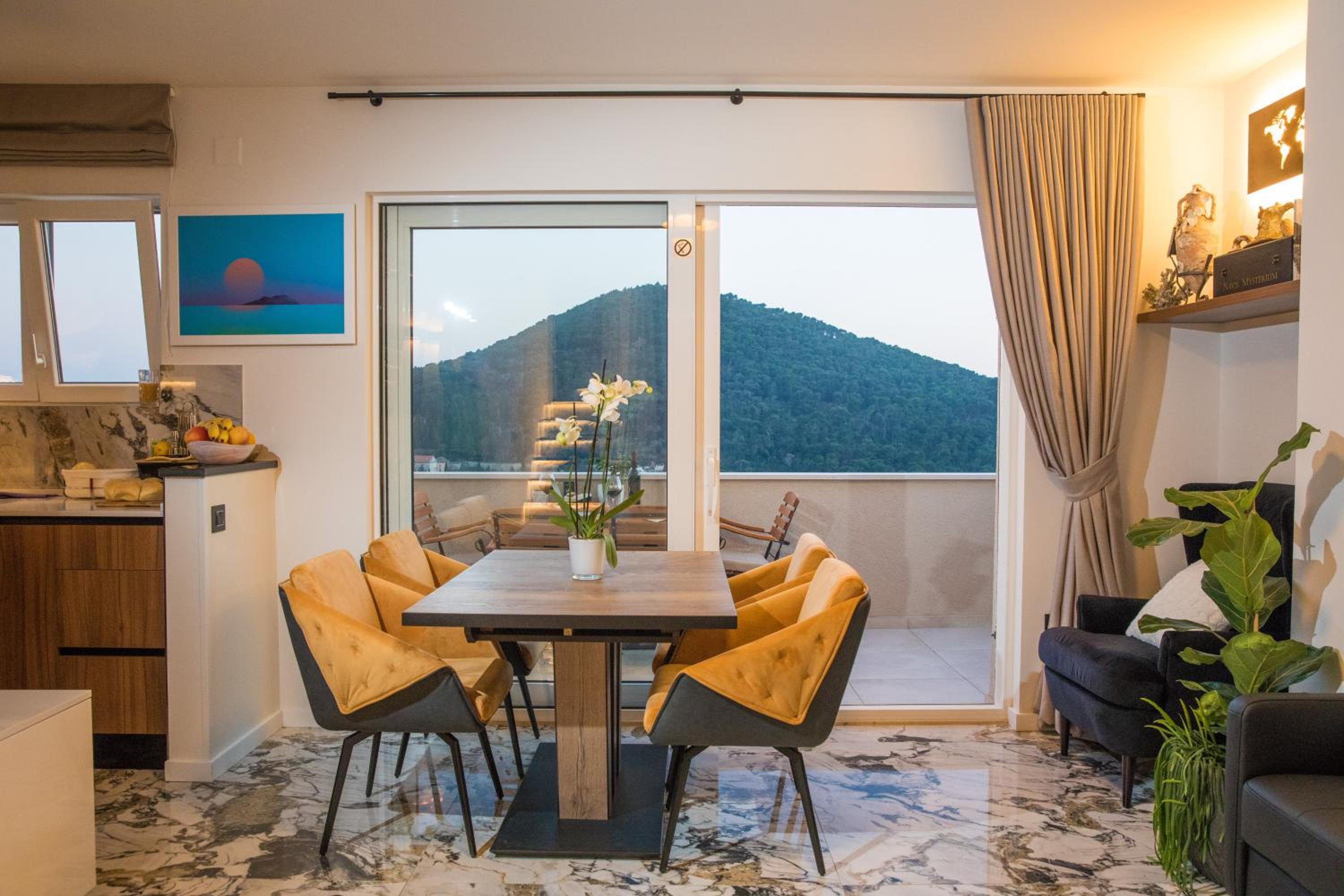 Luxury Apartment Edi