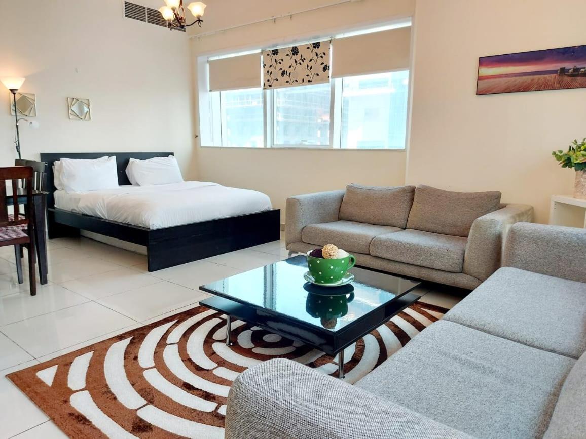 Private rooms in 3 bedroom apartment SKYNEST Homes marina pinnacle