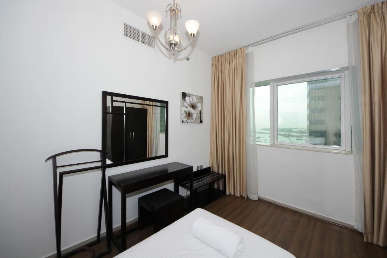 Private rooms in 3 bedroom apartment SKYNEST Homes marina pinnacle