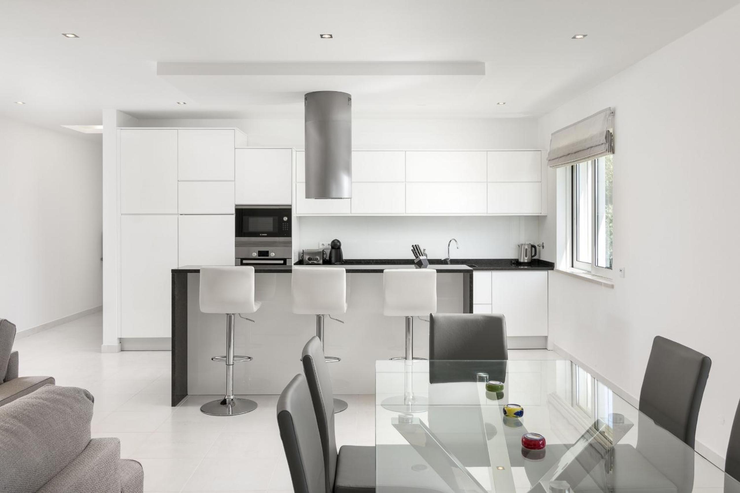 Sleek Modern Beach Apartment, Porto de Mos, Lagos