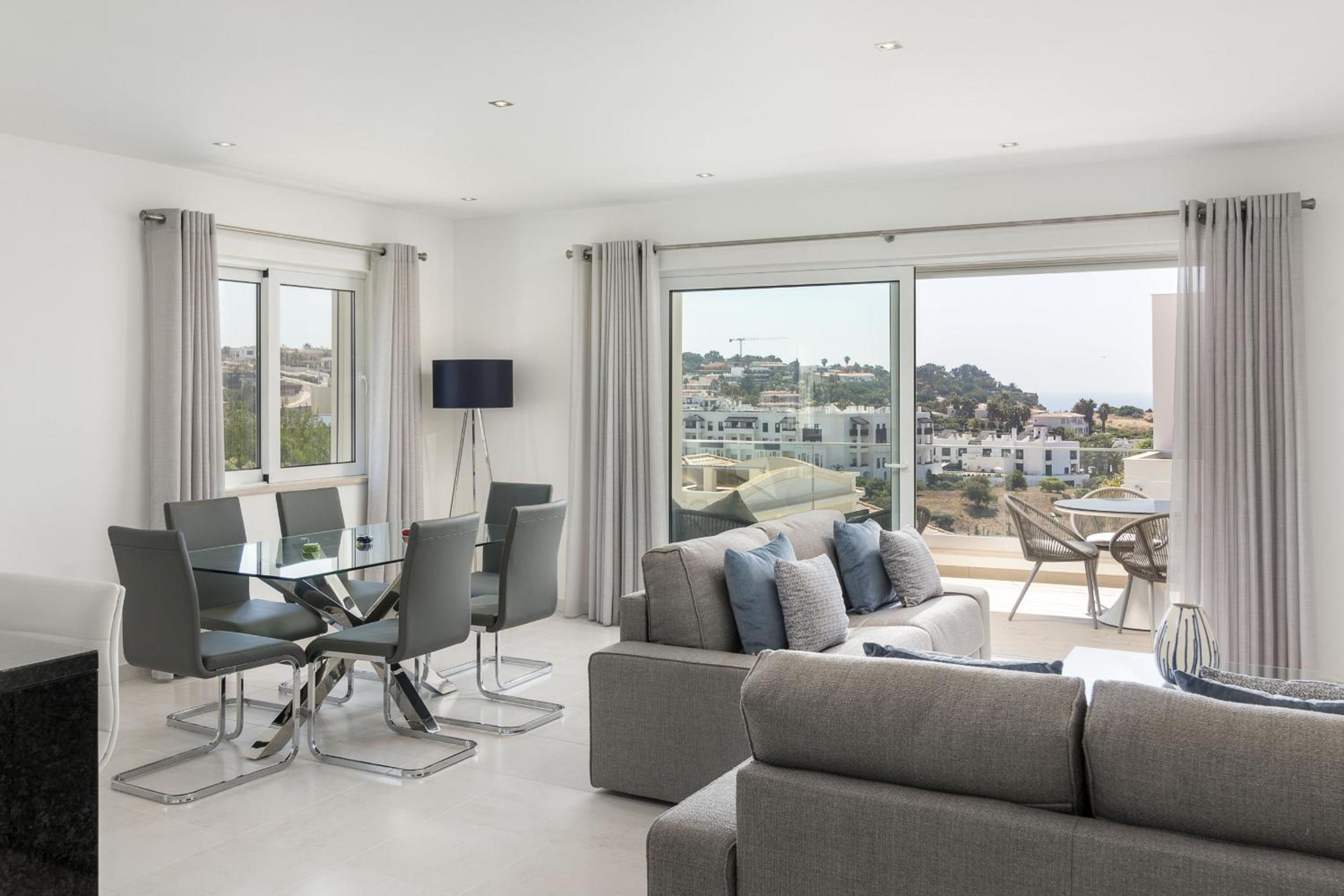 Sleek Modern Beach Apartment, Porto de Mos, Lagos