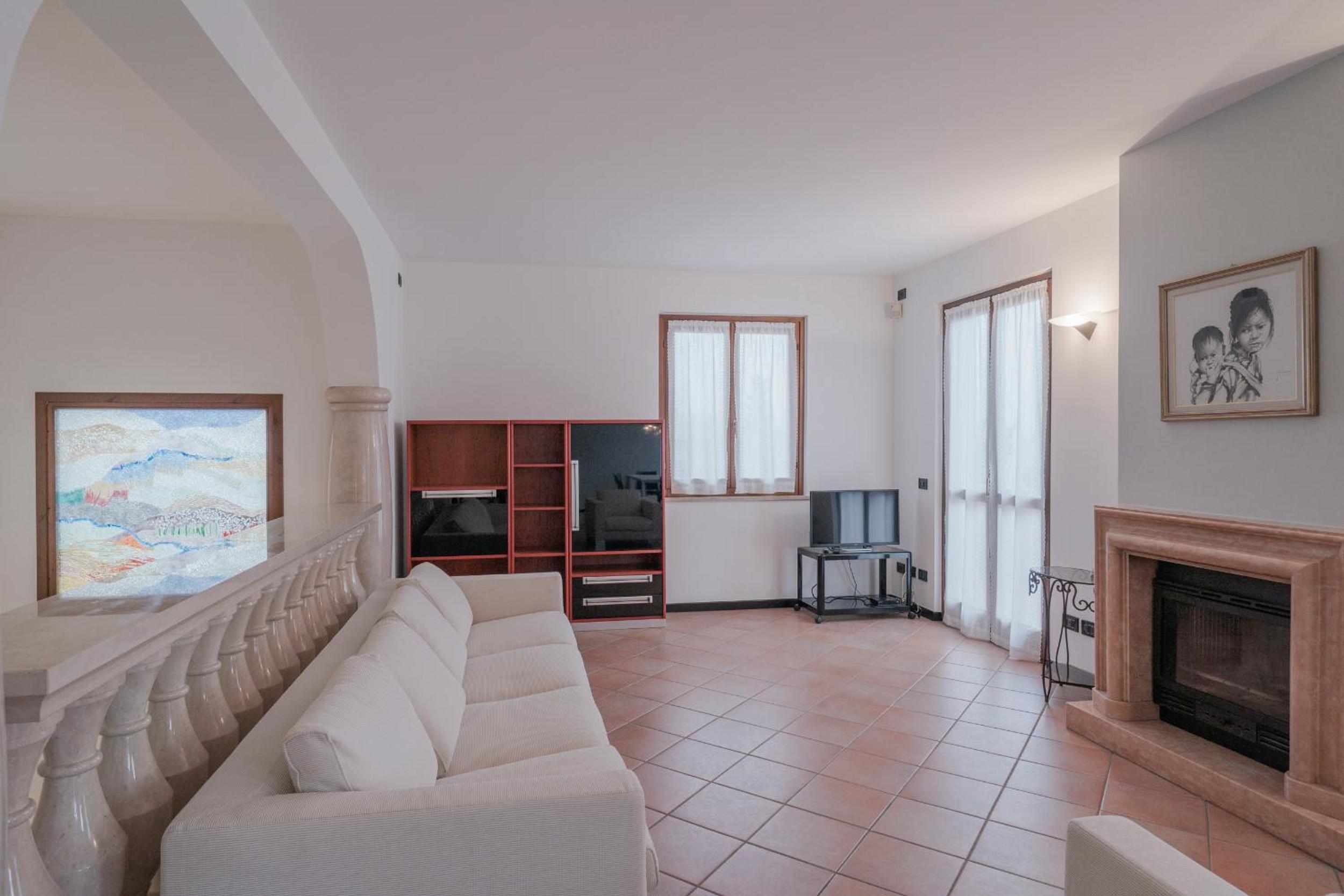 Casa Mary Tre - attico con terrazza a 2 passi dal lago view 3