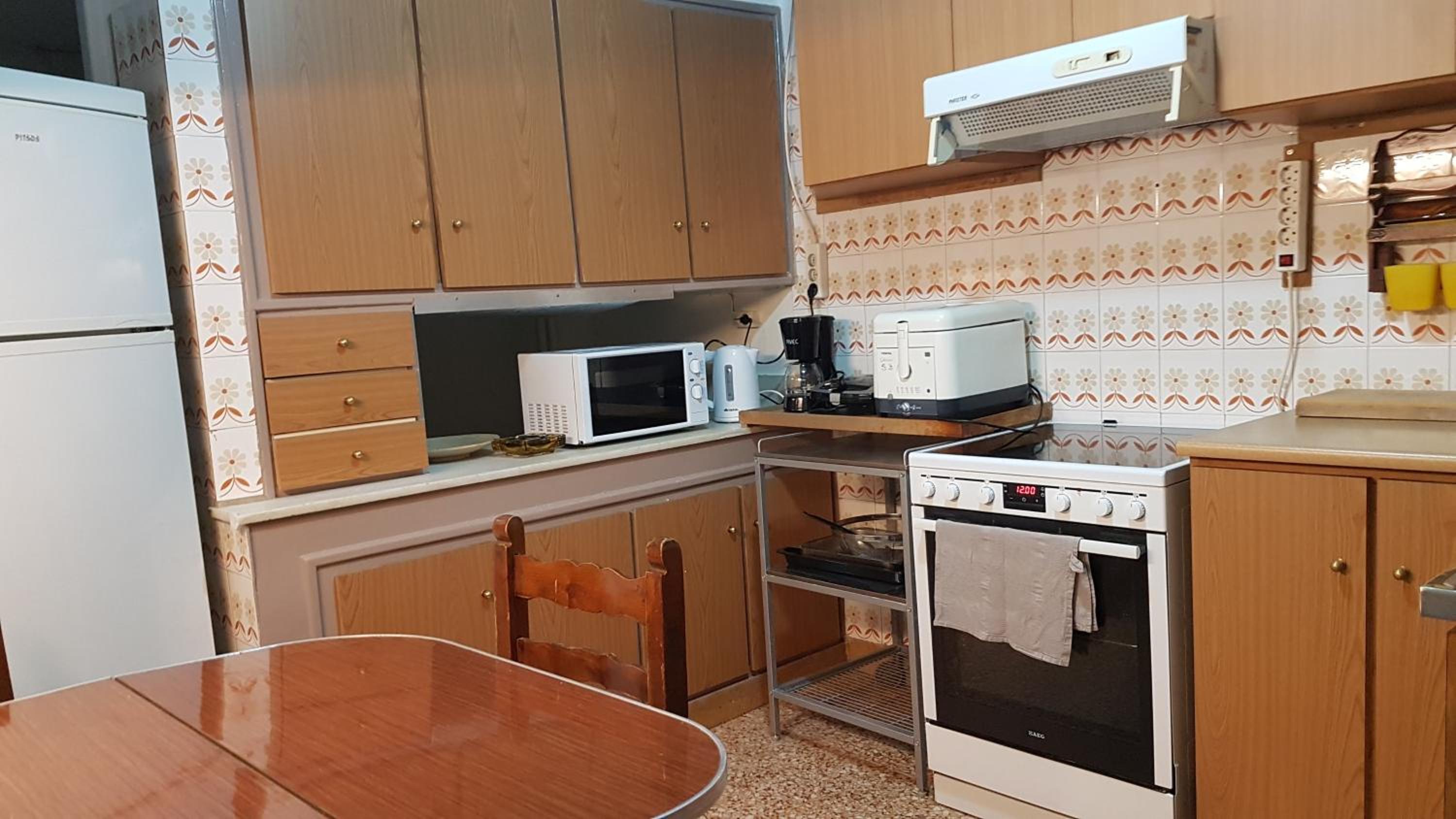 Teal Apartment - Athens Center, 4 BD, 2 BATH