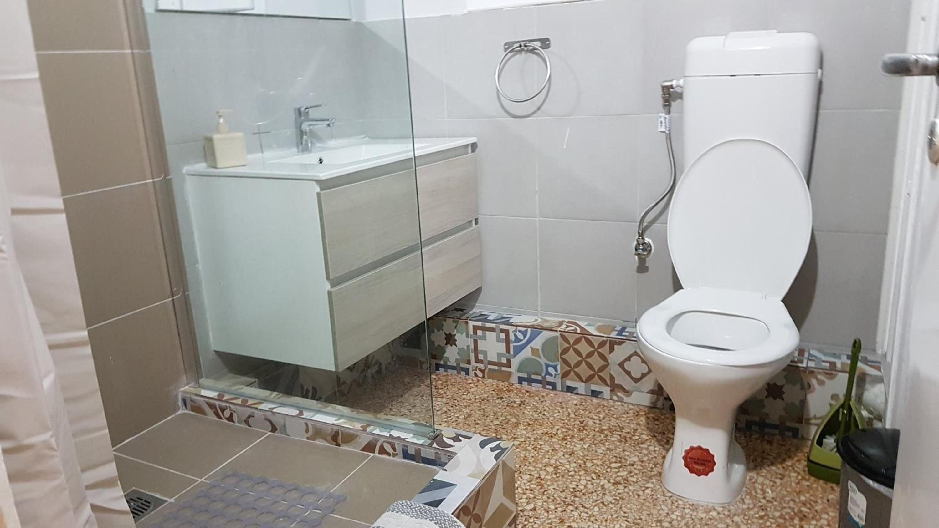 Teal Apartment - Athens Center, 4 BD, 2 BATH