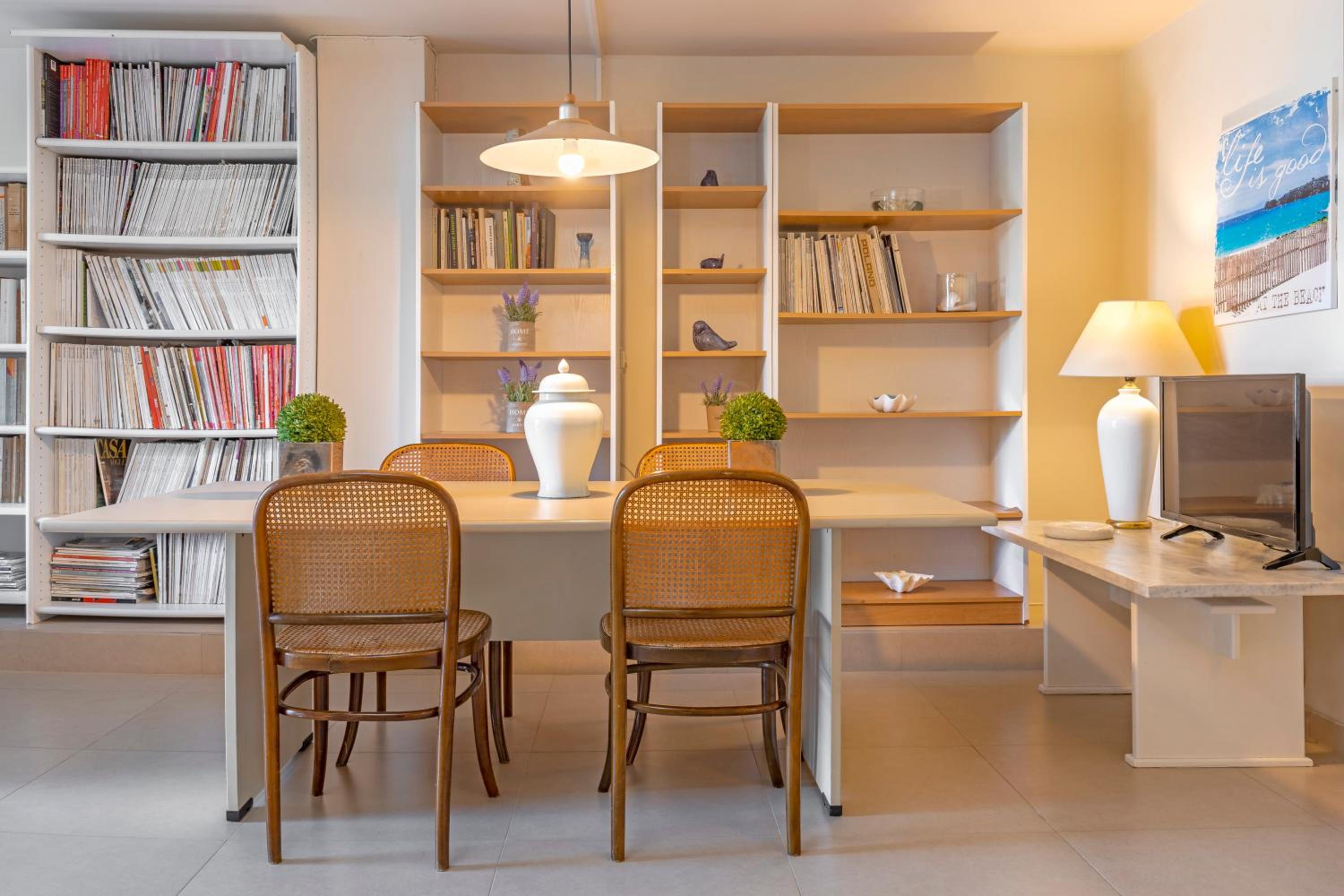 Couple's Getaway , Modern Amenities & Sophisticated Style view 3