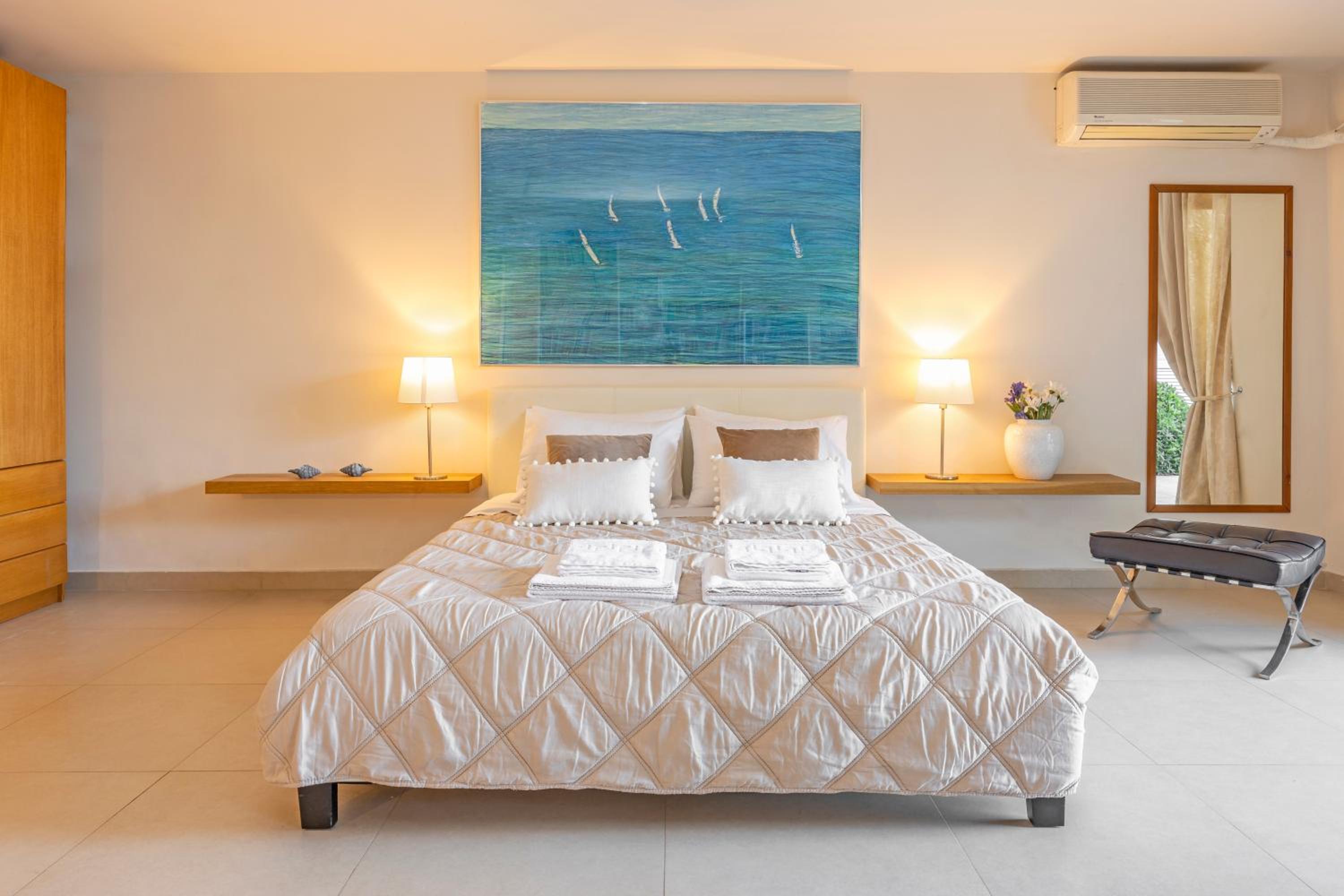 Couple's Getaway , Modern Amenities & Sophisticated Style view 4