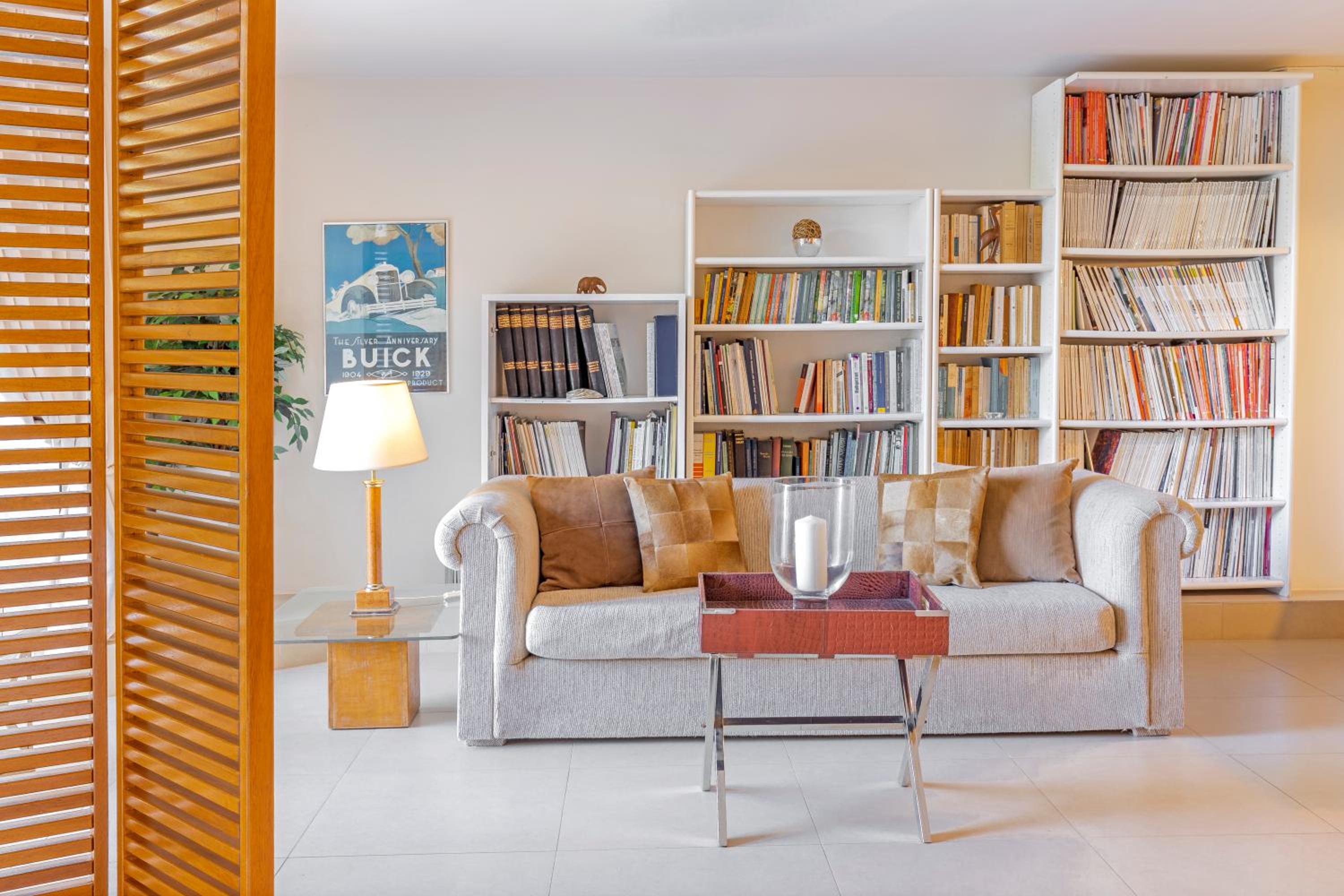 Couple's Getaway , Modern Amenities & Sophisticated Style view 2