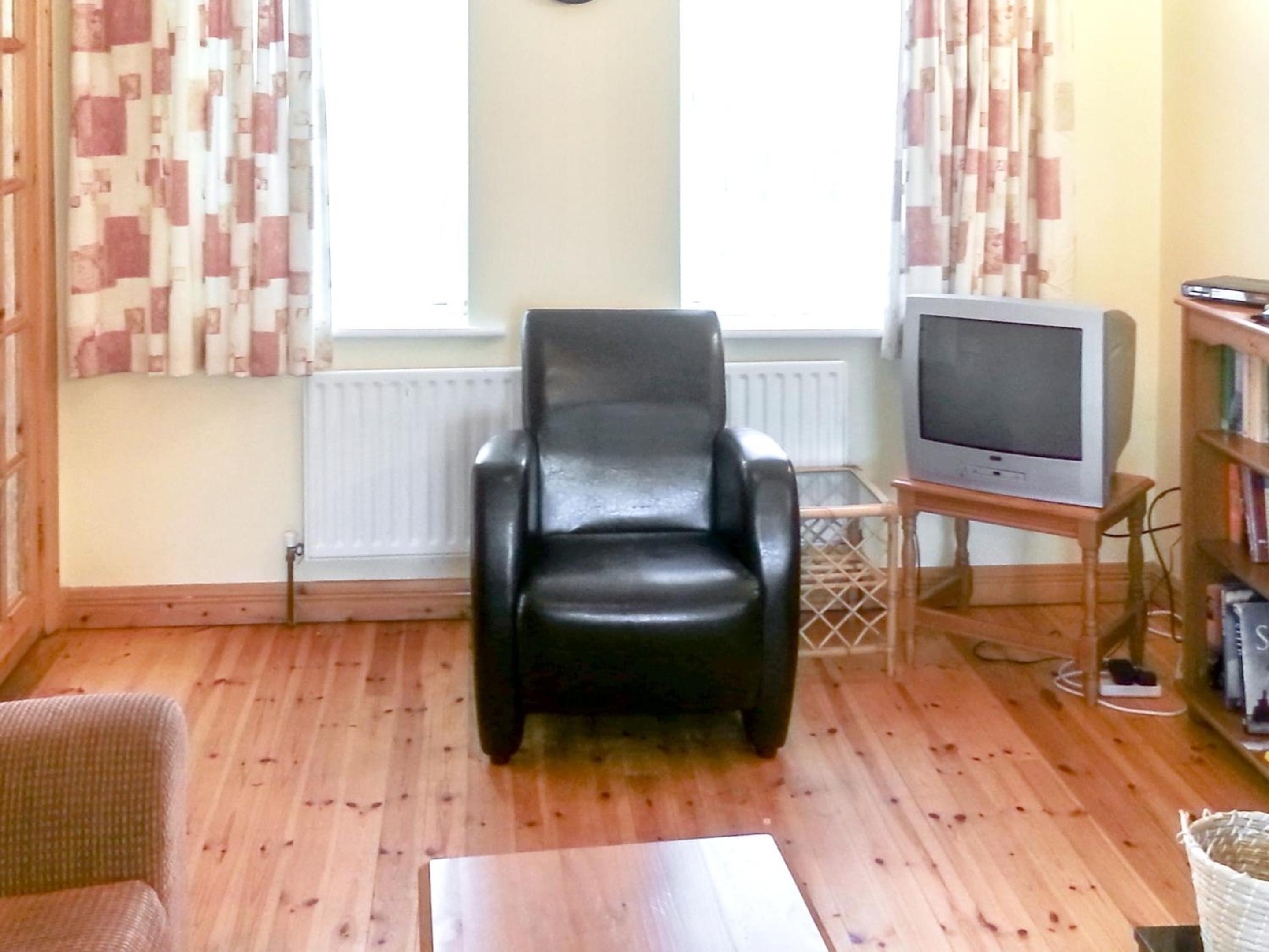 4 bedrooms house at Enniscrone 400 m away from the beach with enclosed garden and wifi