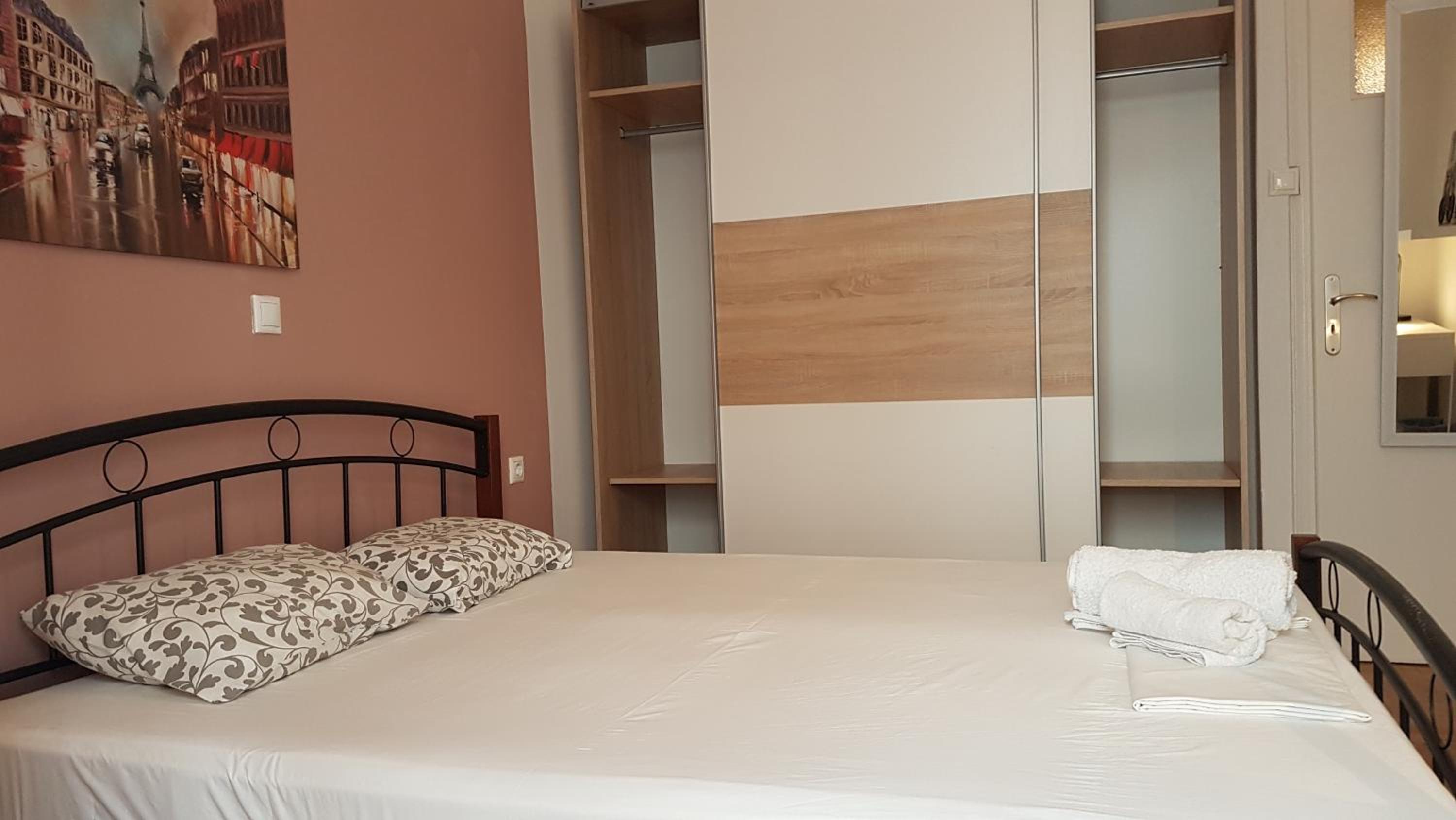 Petrol Apartment- Athens Center, 4 BD, 1 BATH