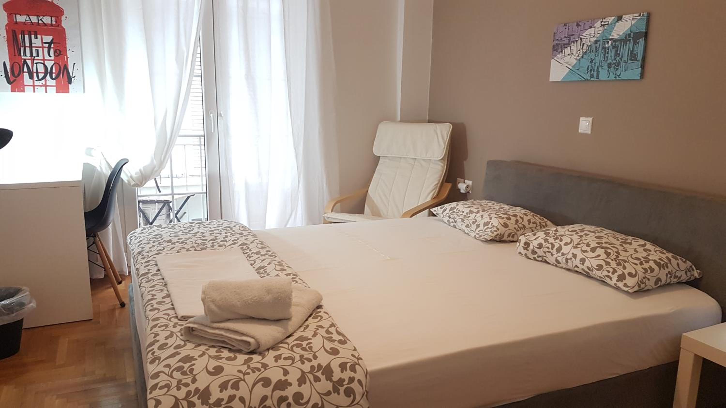 Petrol Apartment- Athens Center, 4 BD, 1 BATH