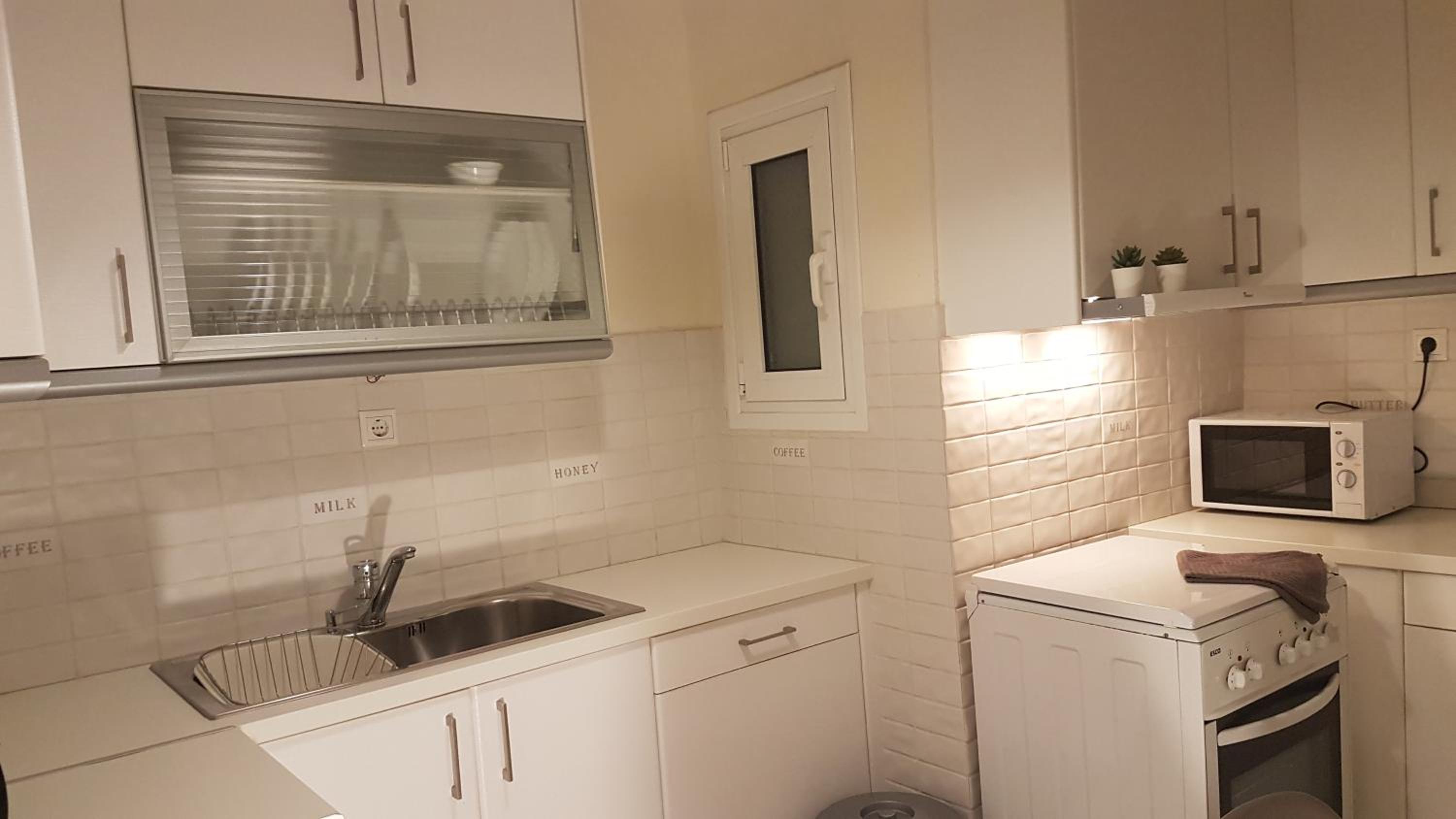 Petrol Apartment- Athens Center, 4 BD, 1 BATH