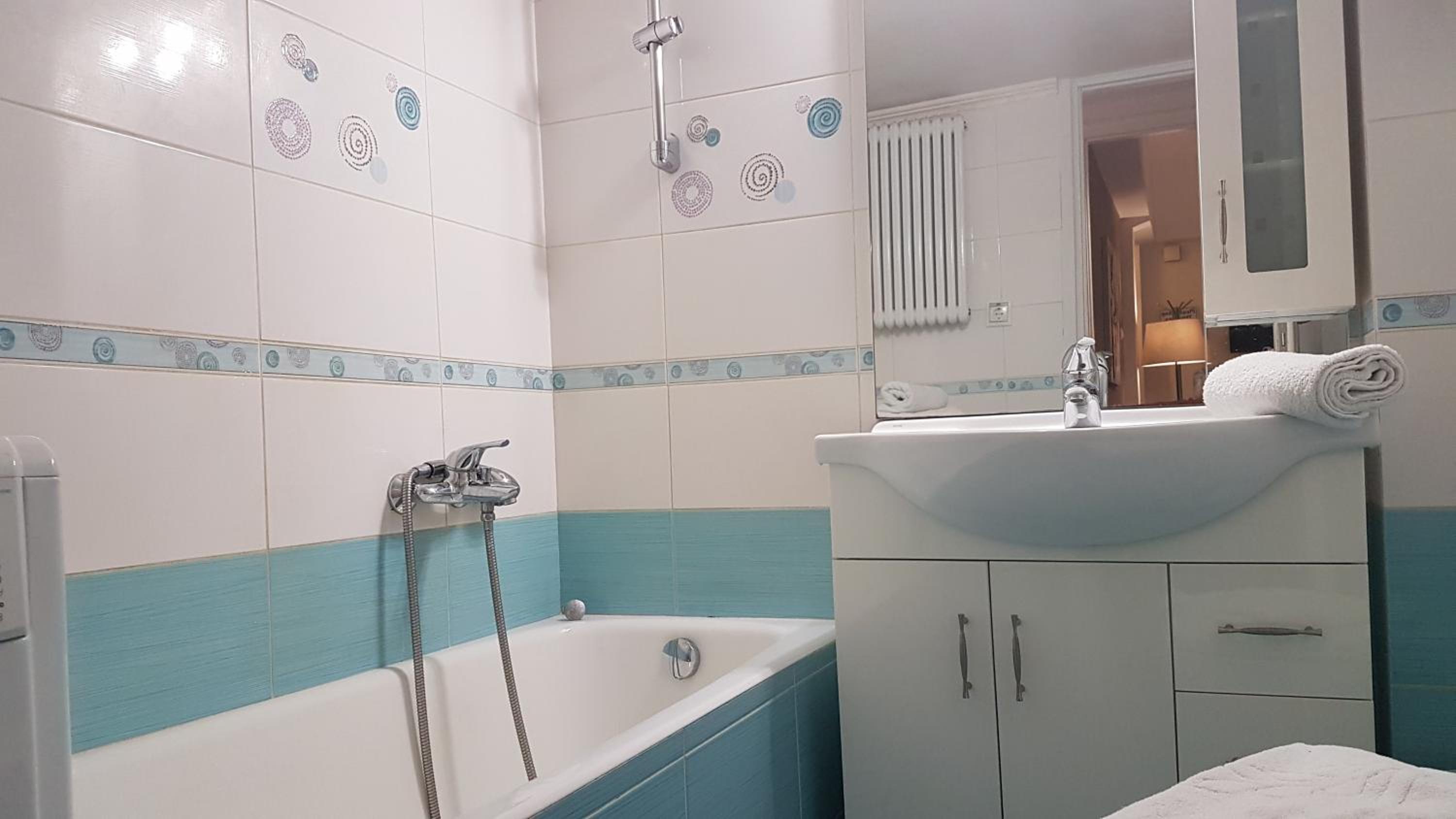 Petrol Apartment- Athens Center, 4 BD, 1 BATH