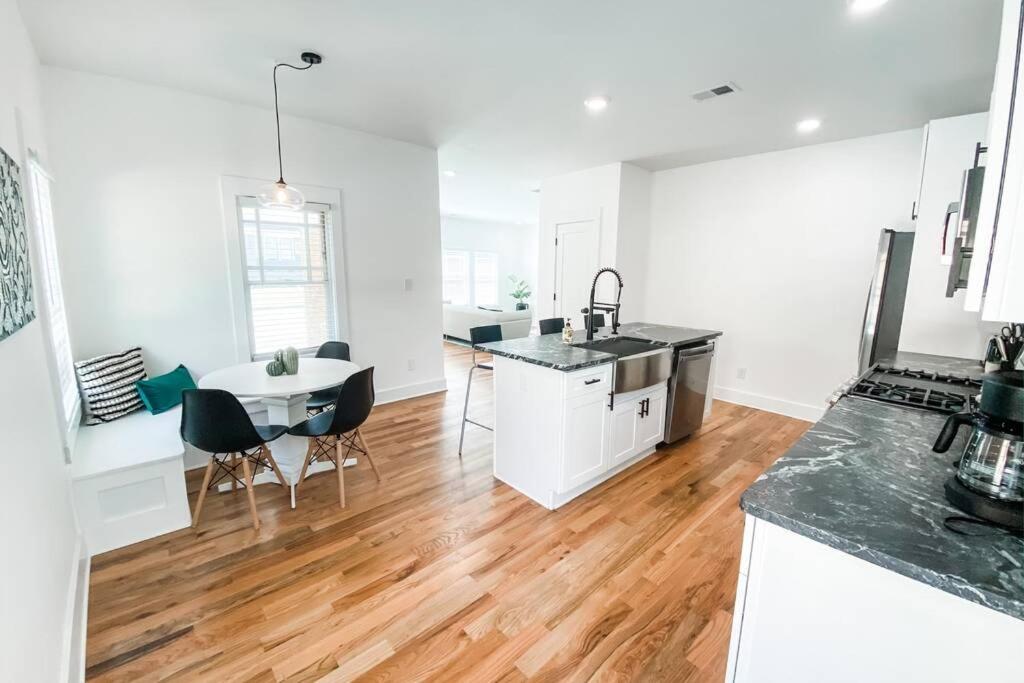 All New! King Bed! 3 Miles to Downtown!
