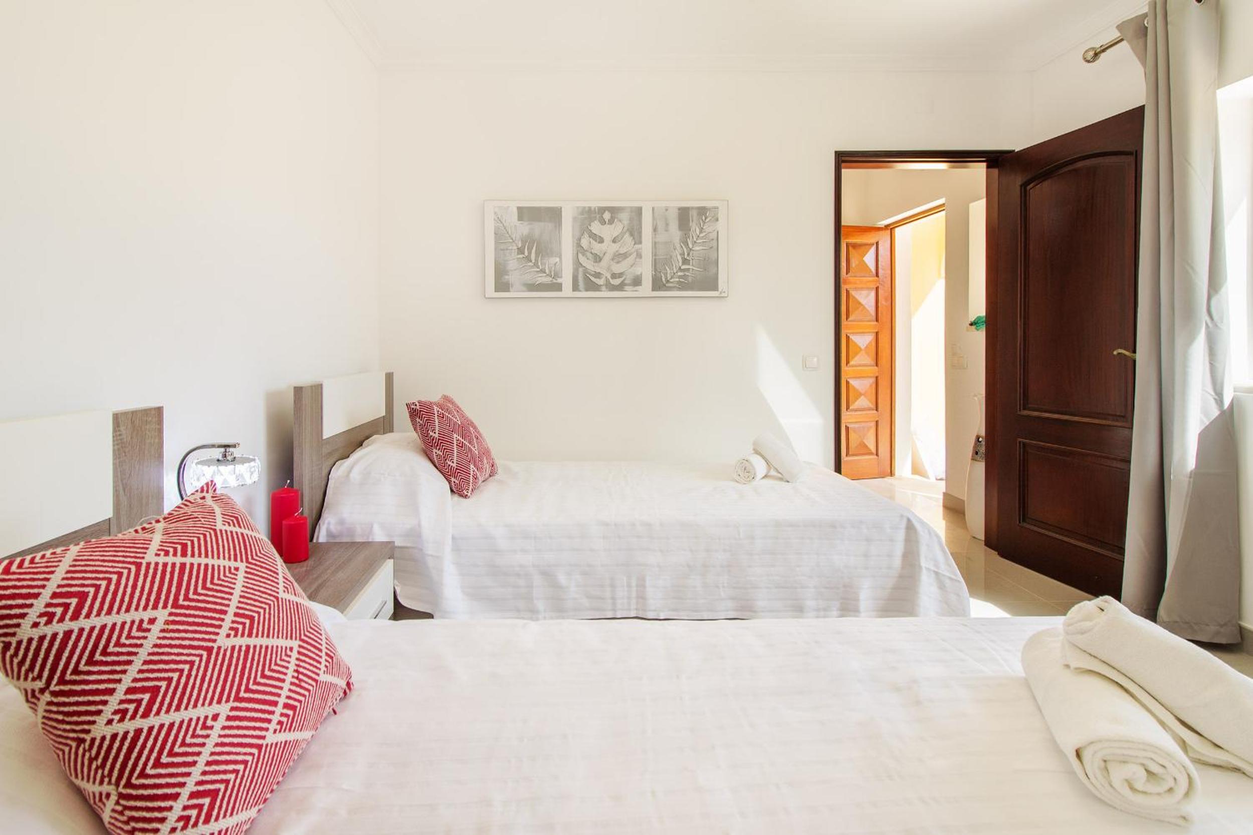Casa Lombos Nova - wonderful new house with private pool AC and pool table
